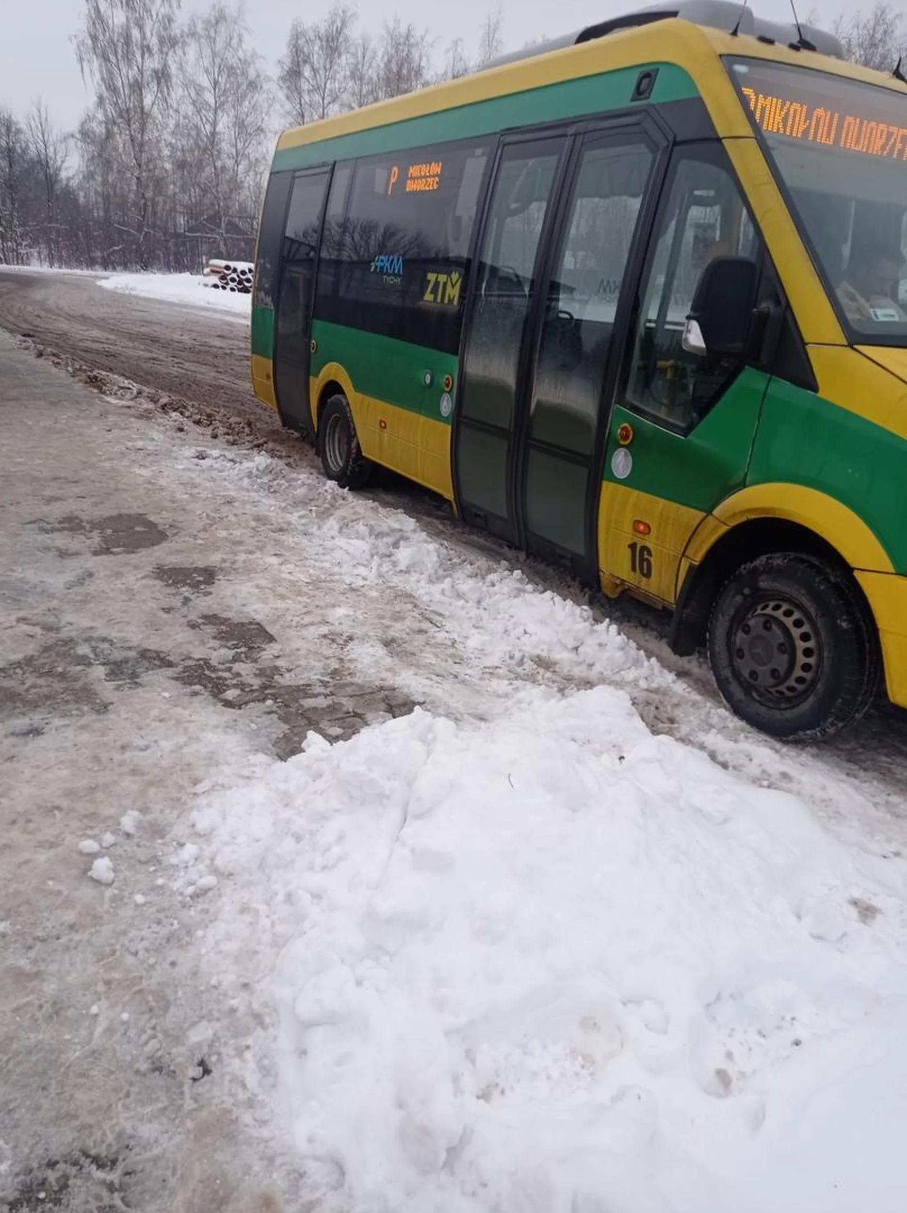 Najlepszy kierowca!!! Biegłem na autobus, myślałem że nie zdążę bo byłem w połowie drogi na przystanek a ten otwarł drzwi i zapytał czy wsiadam ??? właśnie tacy ludzie robią mi dzień.?
