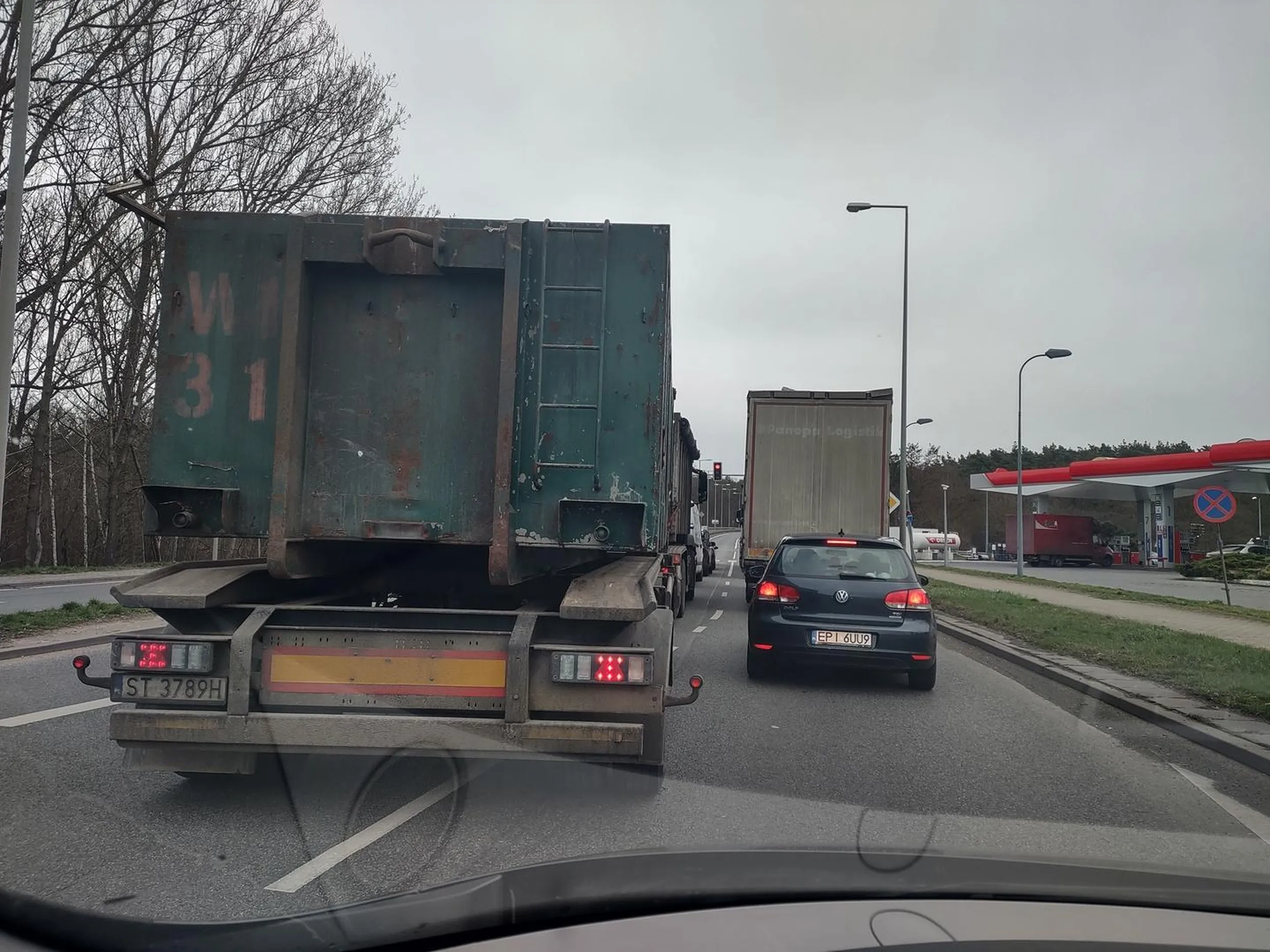 Ostatnio typowe zachowanie ciężarówką na lewy pas i wyścig z tymi po prawej . Piotrków Trybunalski wyjazd na 12/74.