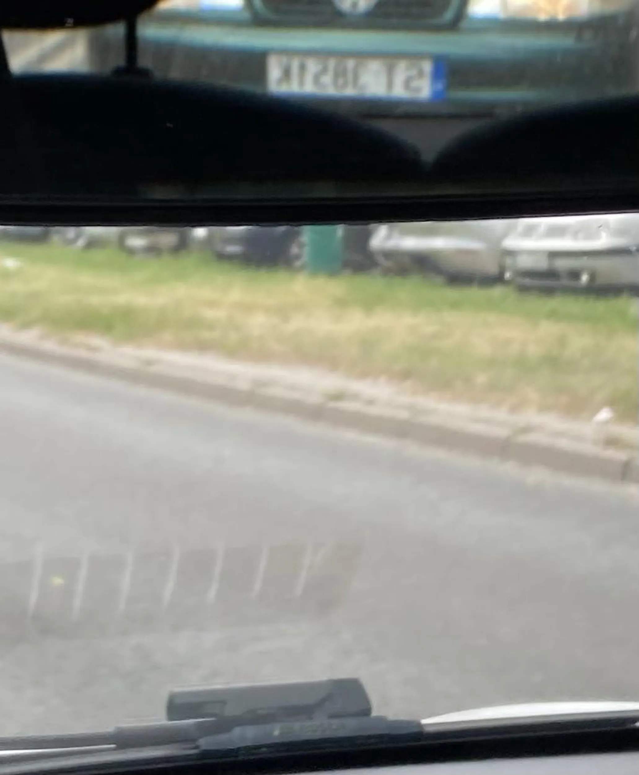 Staruszek w swoim alternatywnym świecie ustalił, ze teraz to on będzie ustępował pierwszeństwa będąc już na rondzie, jednocześnie hamując cały ruch za nim, serdecznie polecam