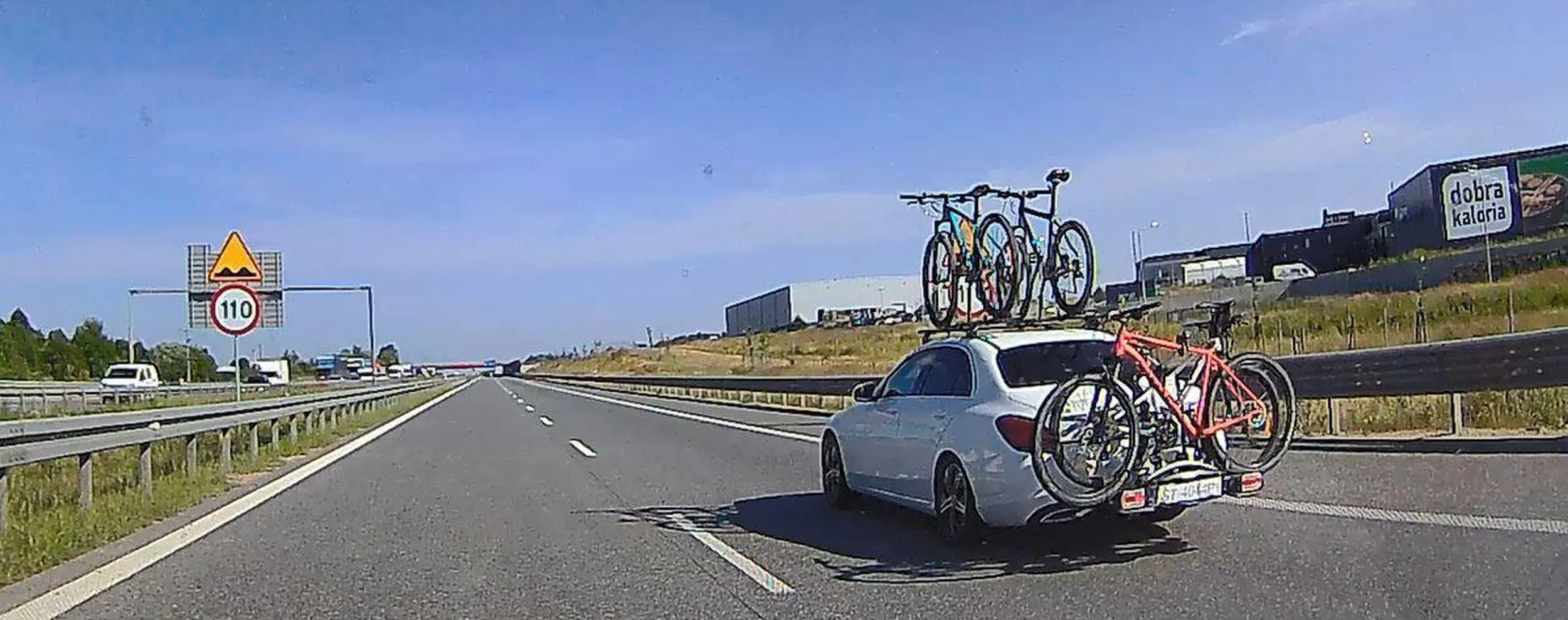 Typ sobie wydrukował tablicę rej. na drukarce w domu i tak jeździ po kraju.