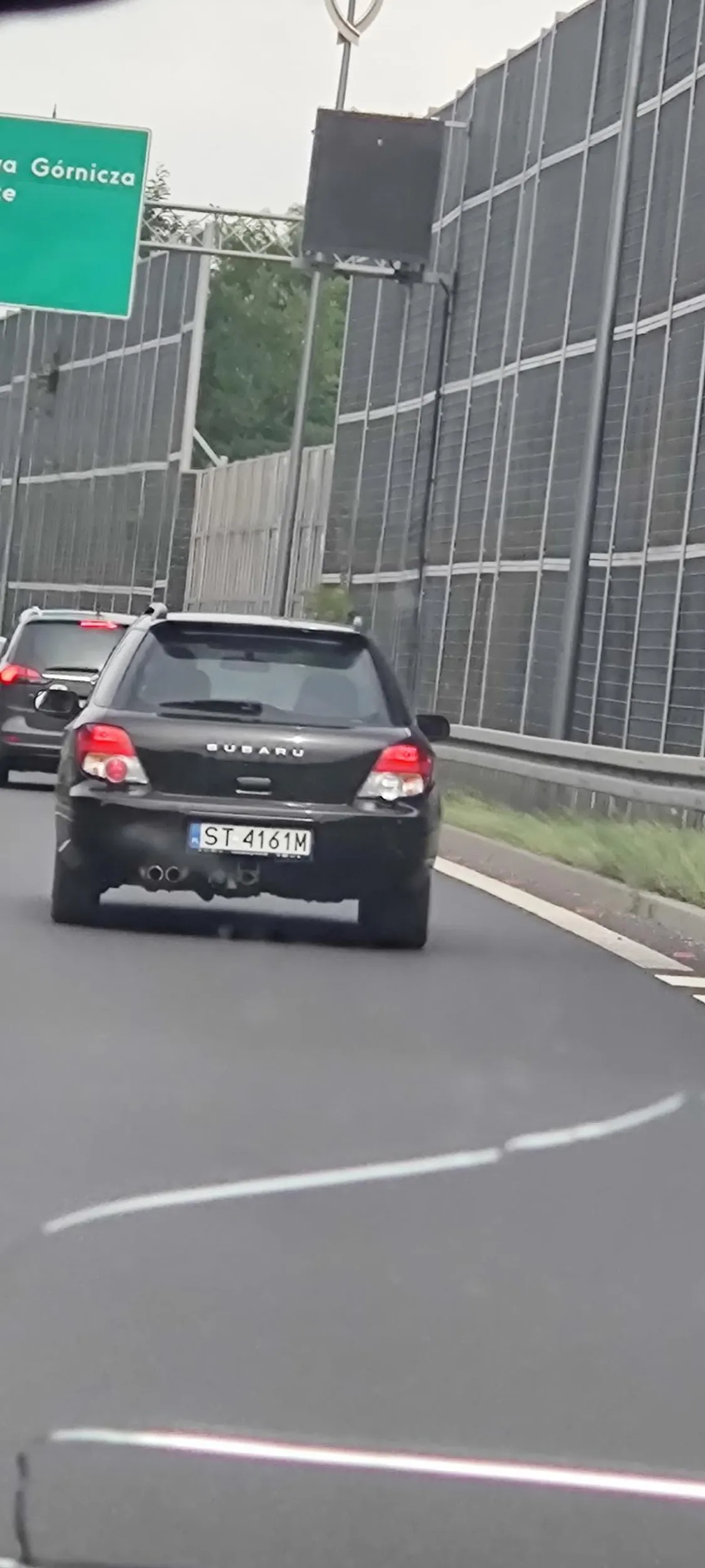 Kolega / koleżanka chyba nie rozumie jakie są przepisy ruchu drogowego takich ludzi nie powinni na drogi wpuszczać nie dość że jedzie 30km/h to jeszcze raz przyspiesza a nagle hamuje bez powodu .... Tak samo jedzie prosto jest zjazd w prawo i nagle zaczyna ci zjeżdżać na twój pas bez kierunkowskazu ...Nie wiem co cpiesz kolego/koleżanko ale zmień dilera bo cię chyba za mocno klepie .