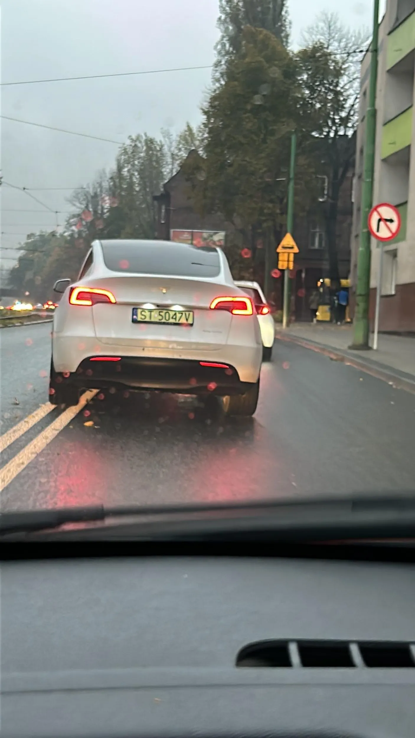 Wariat wyprzedzający w kilometrowych korkach.