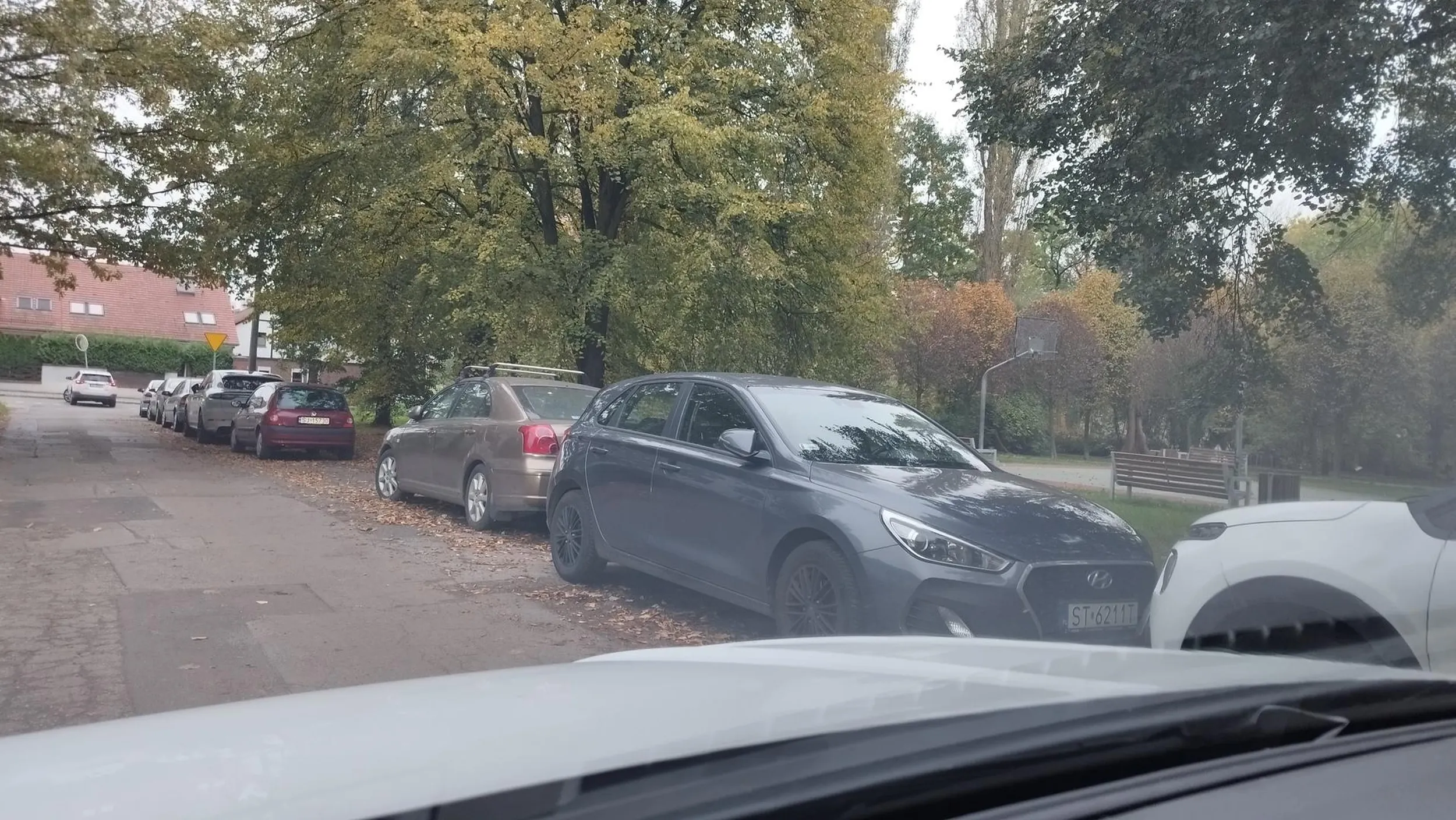 Gliwice. Wjazd pod prąd, mimo zakazu skrętu i zakazu wjazdu.