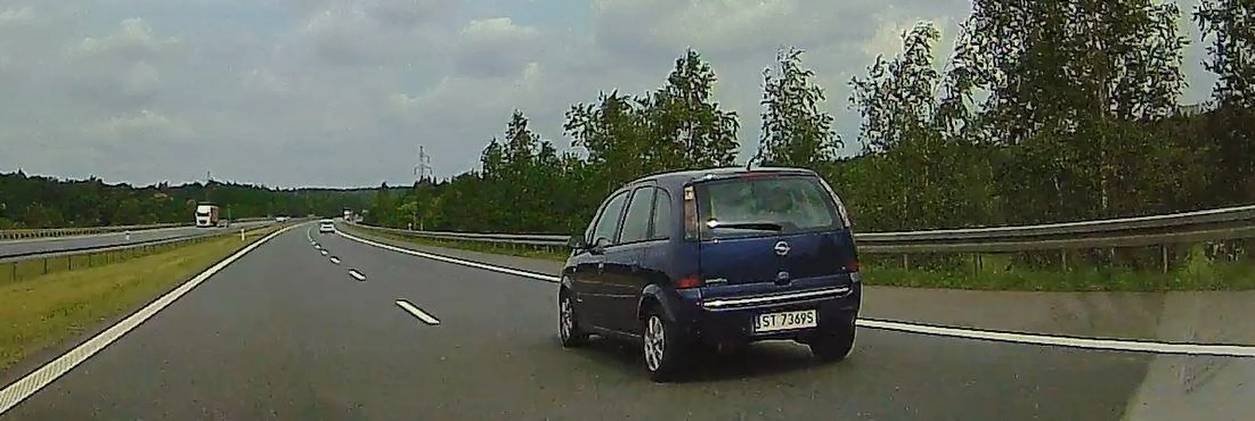 Zajeżdża drogę na autostradzie i wymusza hamowanie ze 140 do 100, bo najlepszym momentem na wyprzedzanie i zjechanie na lewy pas jest oczywiście gdy robi się to komuś prosto pod koła :) Chyba za dużo chromosomów tam w tej Merivie.