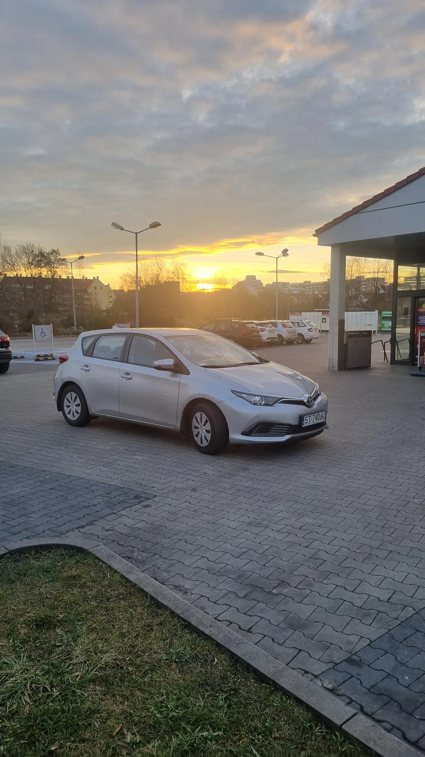 Parking w 80% ale jakby się dało to by do sklepu wjechał tym autem. Co trzeba mieć w glowie