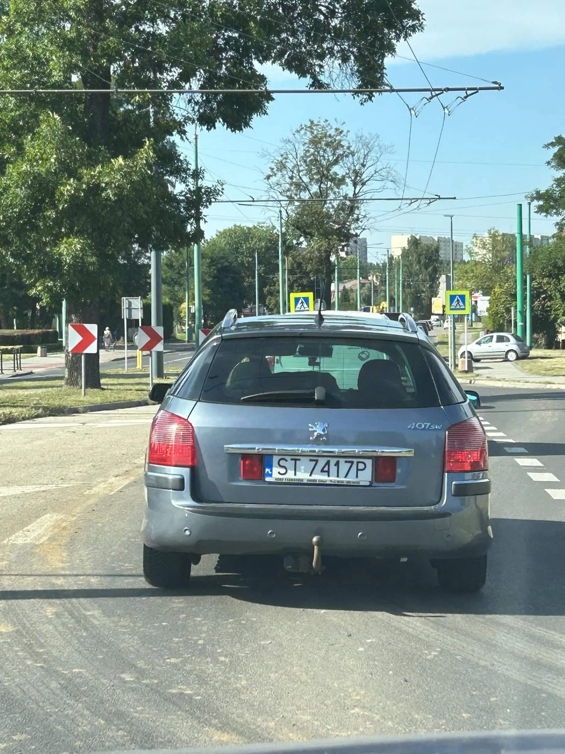 Proszę sobie przypomnieć przepisy dotyczące wymuszenia pierwszeństwa bo widać że chyba Cię ponosi w rytm muzyczki. Nie pozdrawiam
