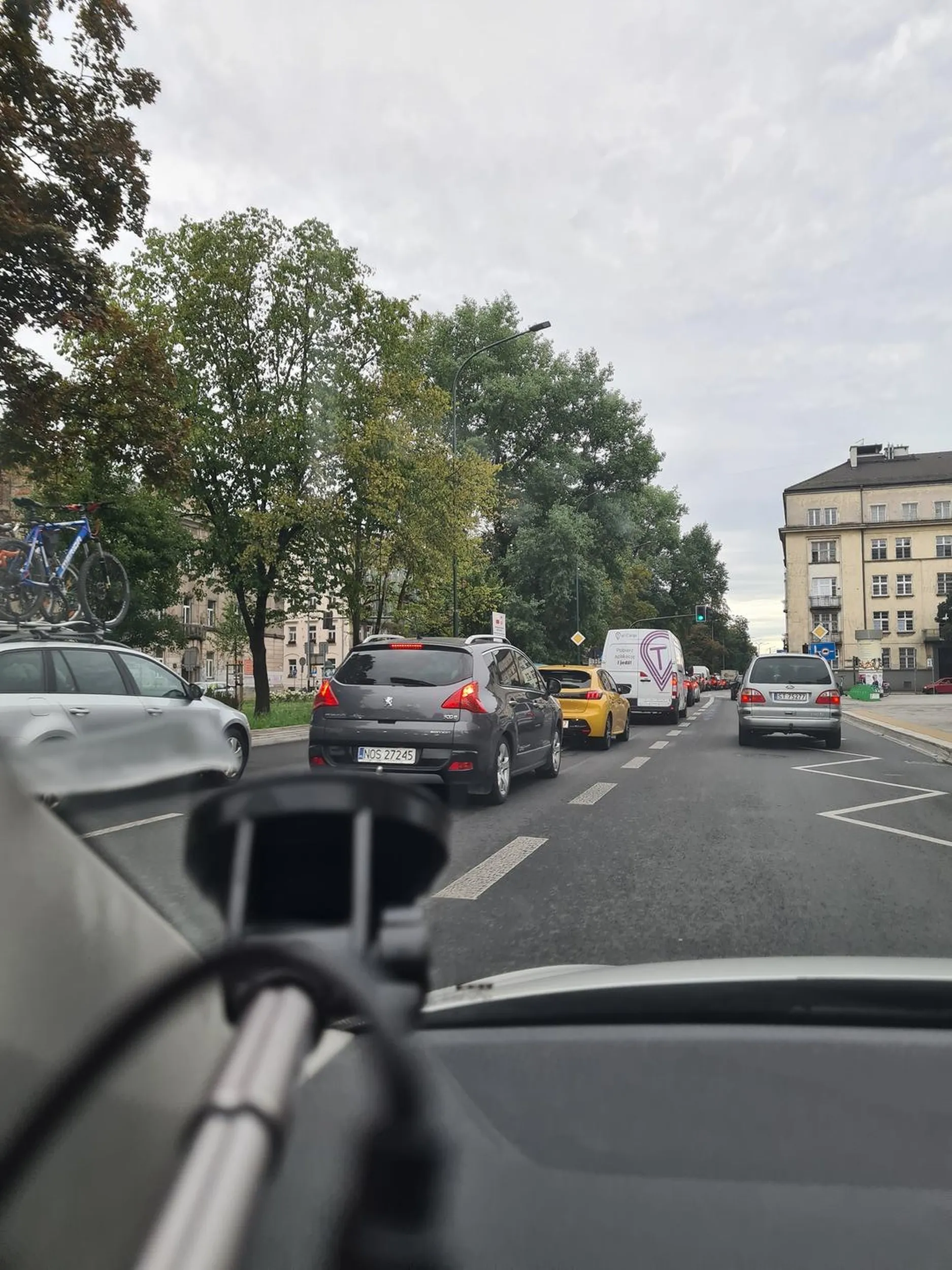 Kierowca jeździ buspasem bezprawnie