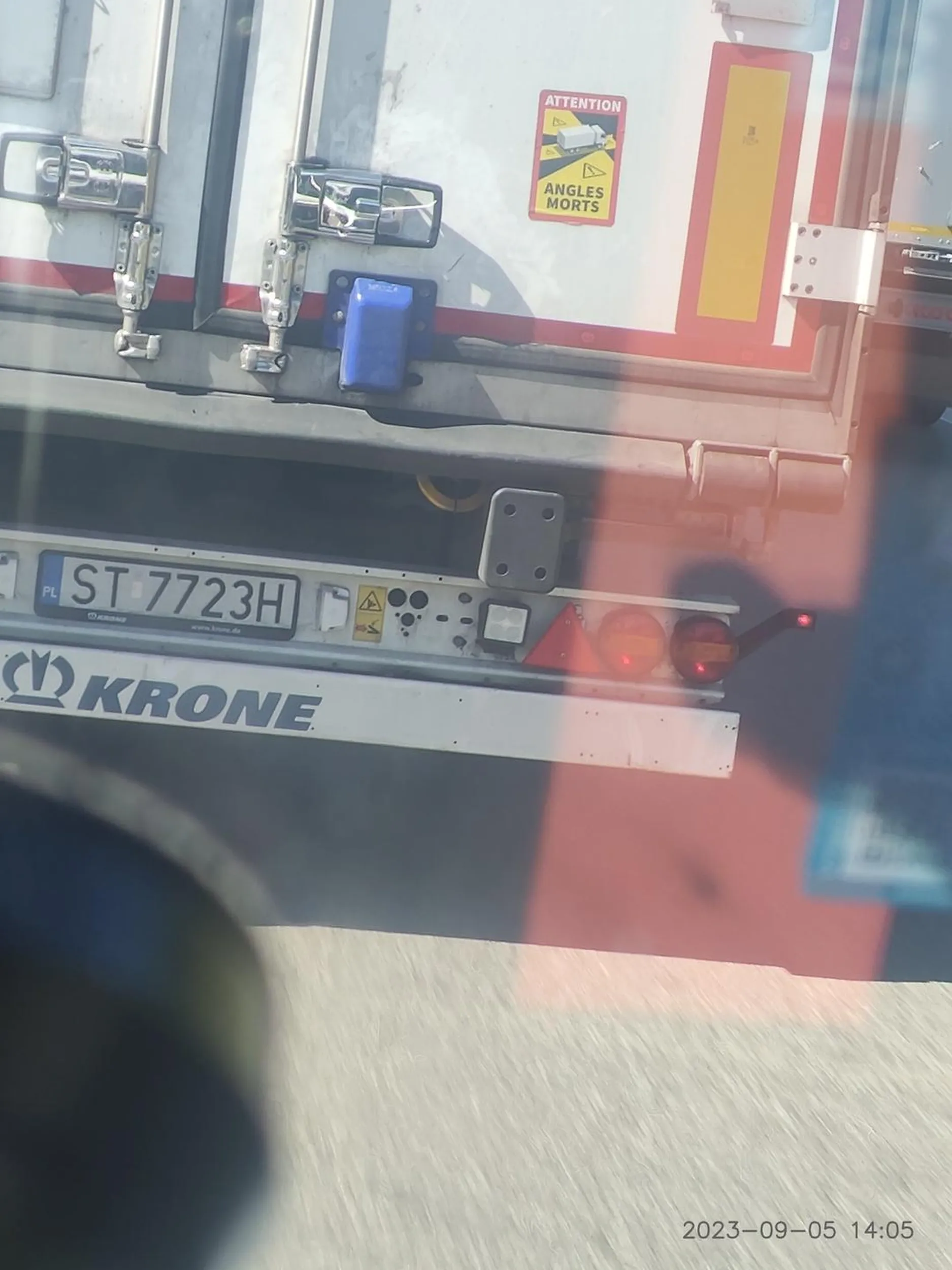 Jadę sobie 130, zbliżam się dosyć szybko. A gościu wrzuca kierunkowskaz i wymusza mi. Nie chciałem zahamować, a on mi wyjeżdża przed maskę i dosłownie ze 30 cm brakowało żebym mu się wbił w tył naczepy.