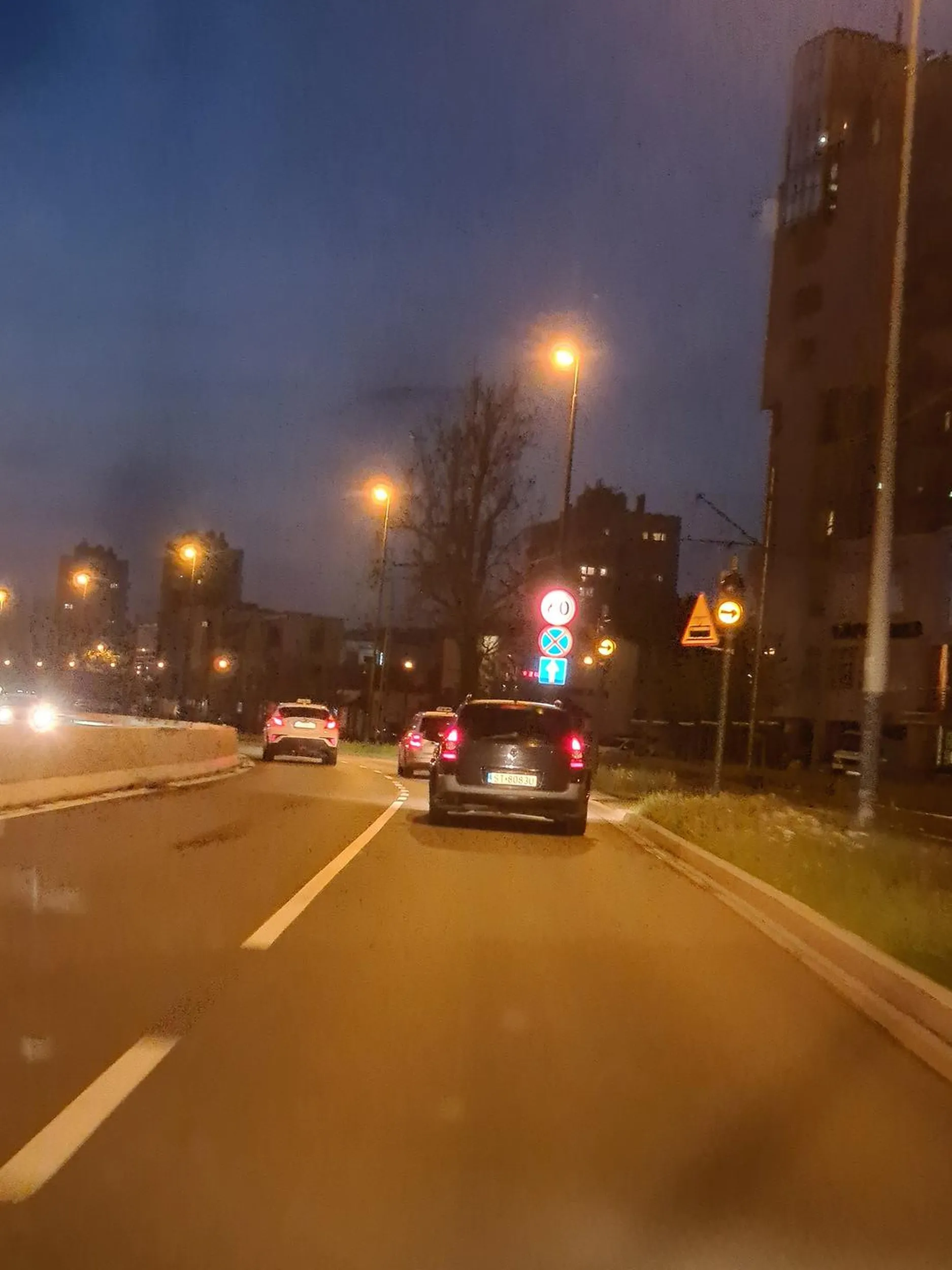 Kierowca wymusza pierwszeństwo w chamski sposób! Zagrożenie na drodze!