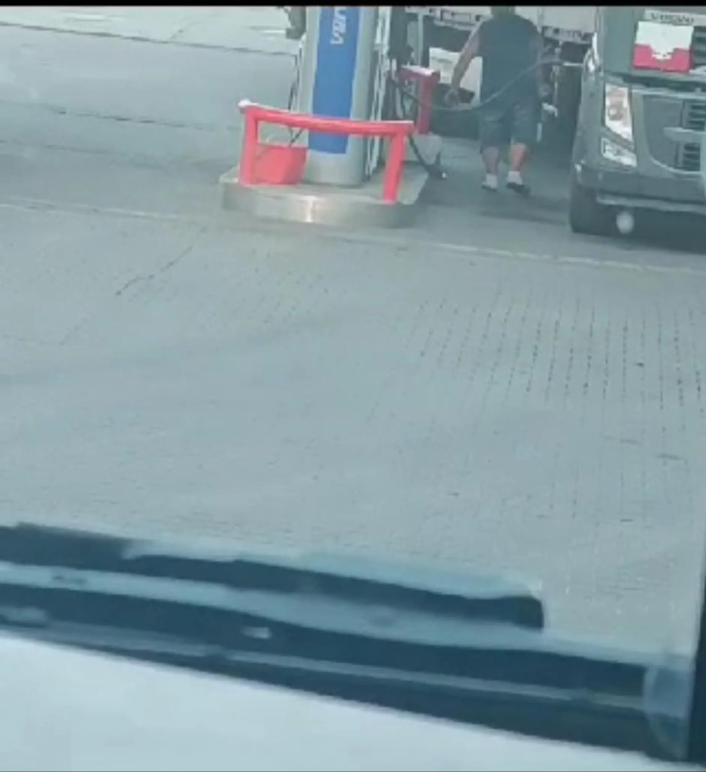 Stary ciul kradnie paliwo. Najpierw tankuje w bańki a później do zbiornika