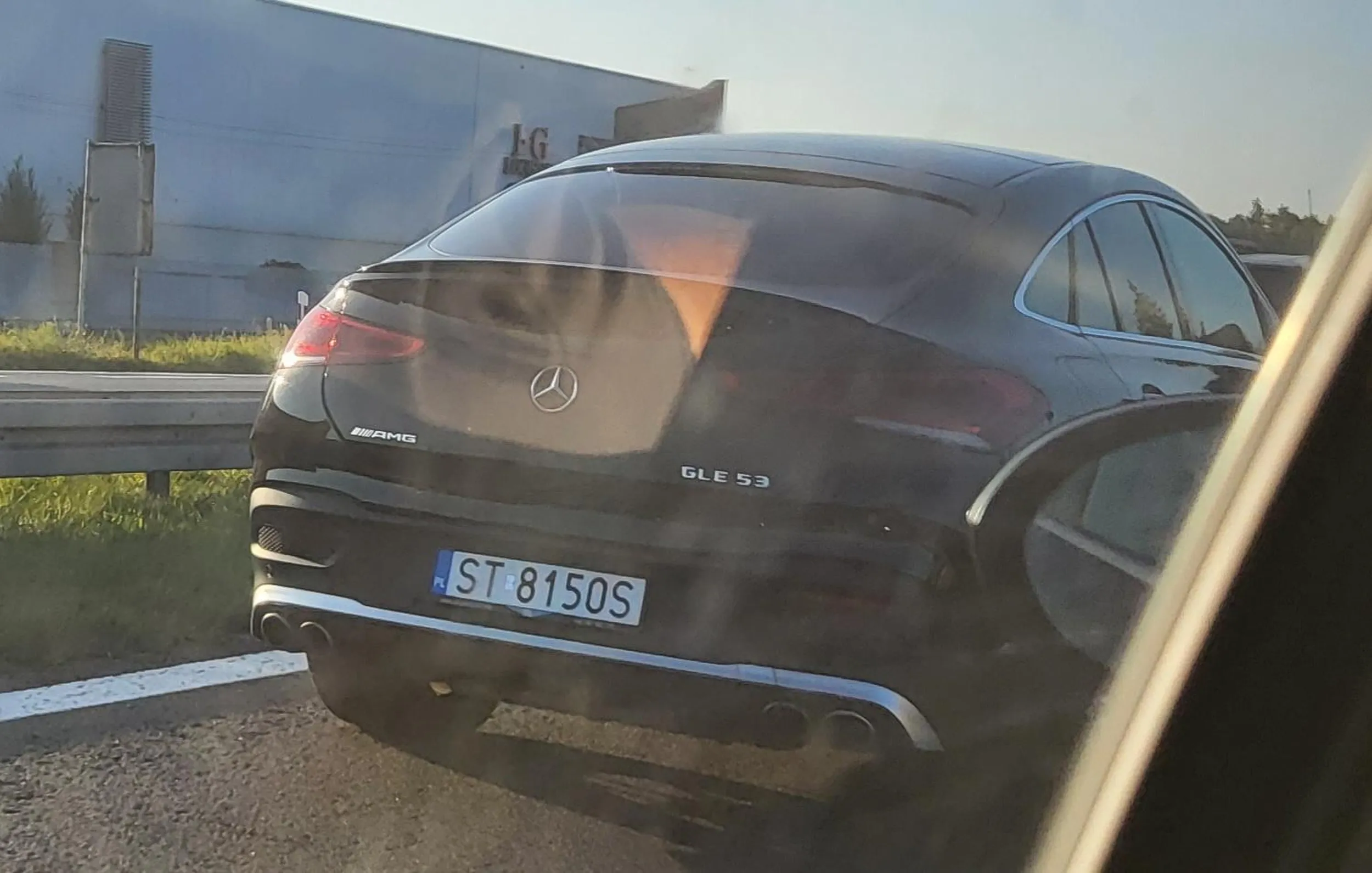 Człowiek kierujący tym samochodem powinien odpowiedzieć za to co robi na drodze. Mam nadzieje ze uprawnienia bedzie mial odebrane.  Wyprzedzanie na skrzyżowaniu z lewej strony pasem do skrętu w lewo. Człowieku jechałeś z całą swoją rodziną! Tak bardzo nie zależy Ci na ich życiu?  Bo na życiu innych kierowców napewno Ci nie zależy.