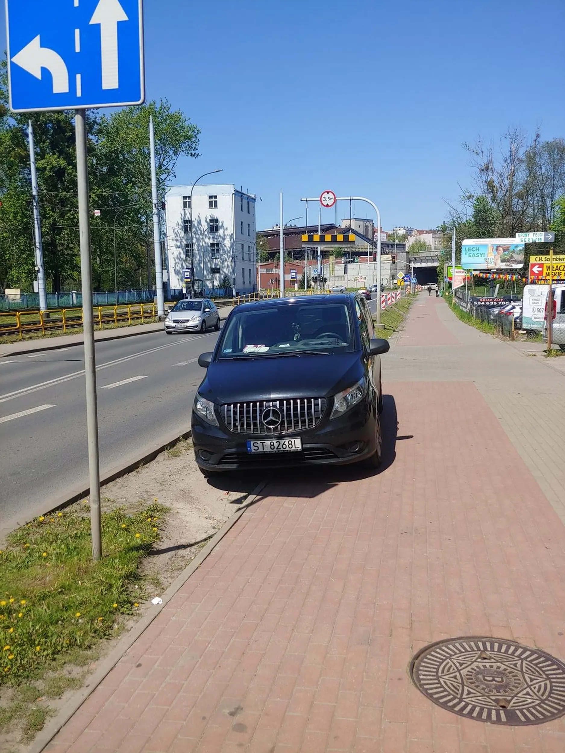 Właściciel "Pracownia Stołów Dębowych Grzegorz Zamykal" w Bytomiu przy ul. Łagiewnickiej notorycznie parkuje na trawniku i ścieżce rowerowej. Po zwróceniu uwagi próbuje przejechać samochodem osobę która zwróciła mu uwagę.