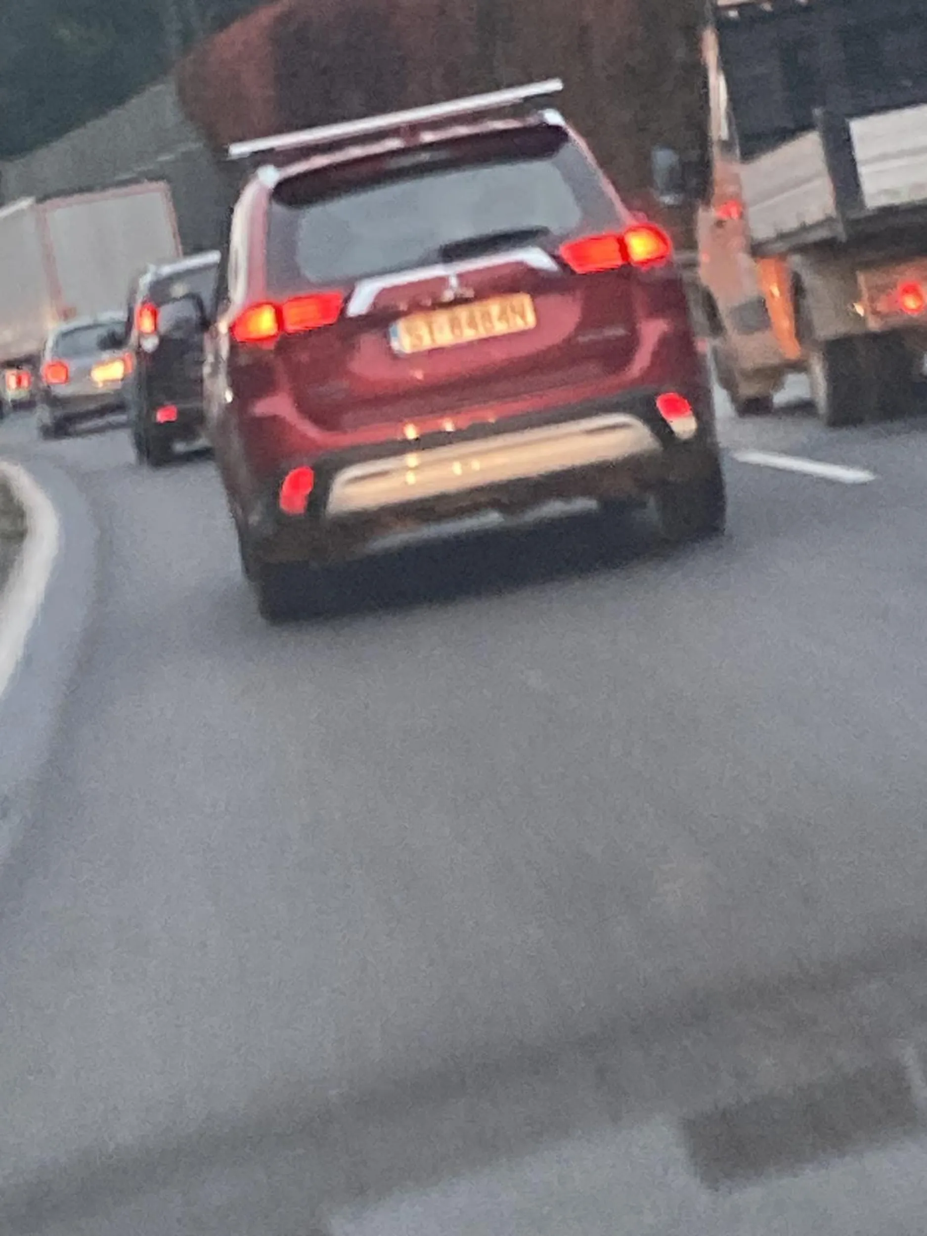 Najpierw wymusza pierwszeństwo przy zmianie pasa żeby potem pokazywać paluszkiem jak pusty łeb ma