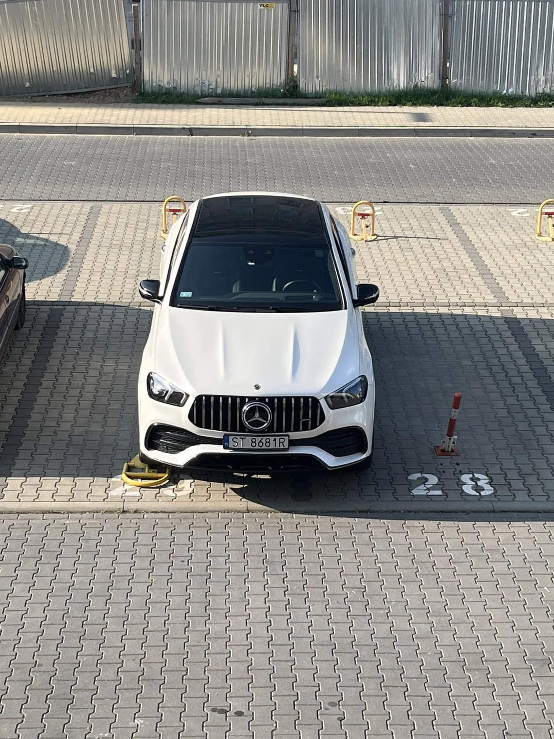 Penisie, nie staje się na czyimś miejscu parkingowym i to dwóch naraz. Na samochód ma, ale pusto w głowie jak w murzyńskim bębnie