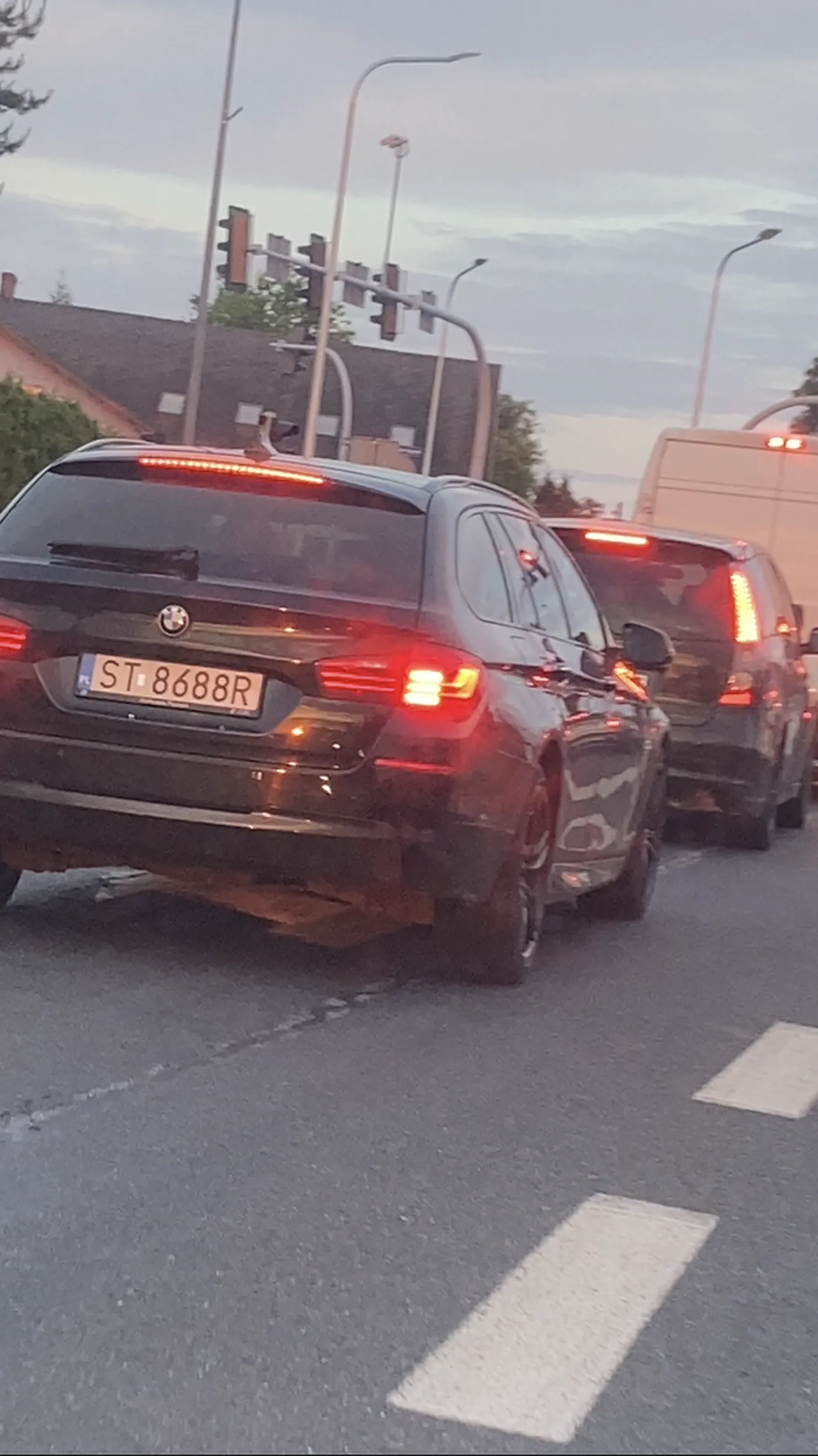 Kierowca BMW wyprzedza na powierzchniach wyłączonych z ruchu, nie używa kierunków, przekracza dozwoloną prędkość. Wyprzedza na zakazie PS. Jechałem Anglikiem, nagrywał pasażer