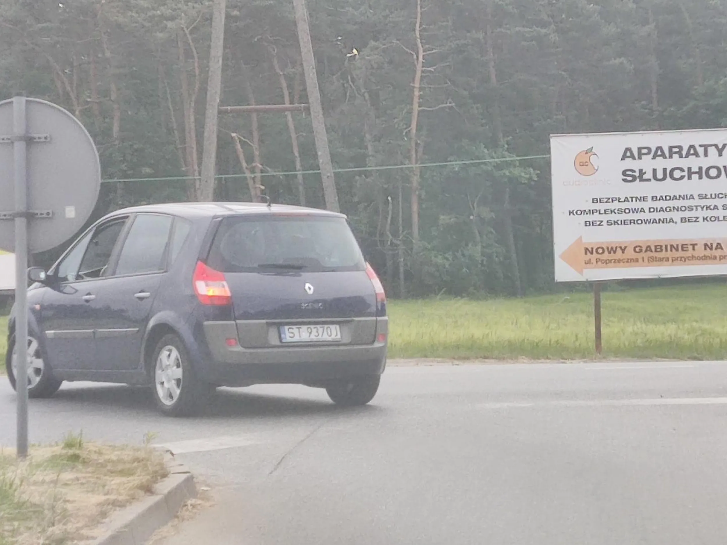 Gościu, wymuszasz pierwszeństwo, tworząc groźa sytuację, mając z tyłu dwójkę dzieci i jeszcze nie widzisz problemu? Następnym razem dostaniesz taki wpierdol że już auta nie poprowadzisz.