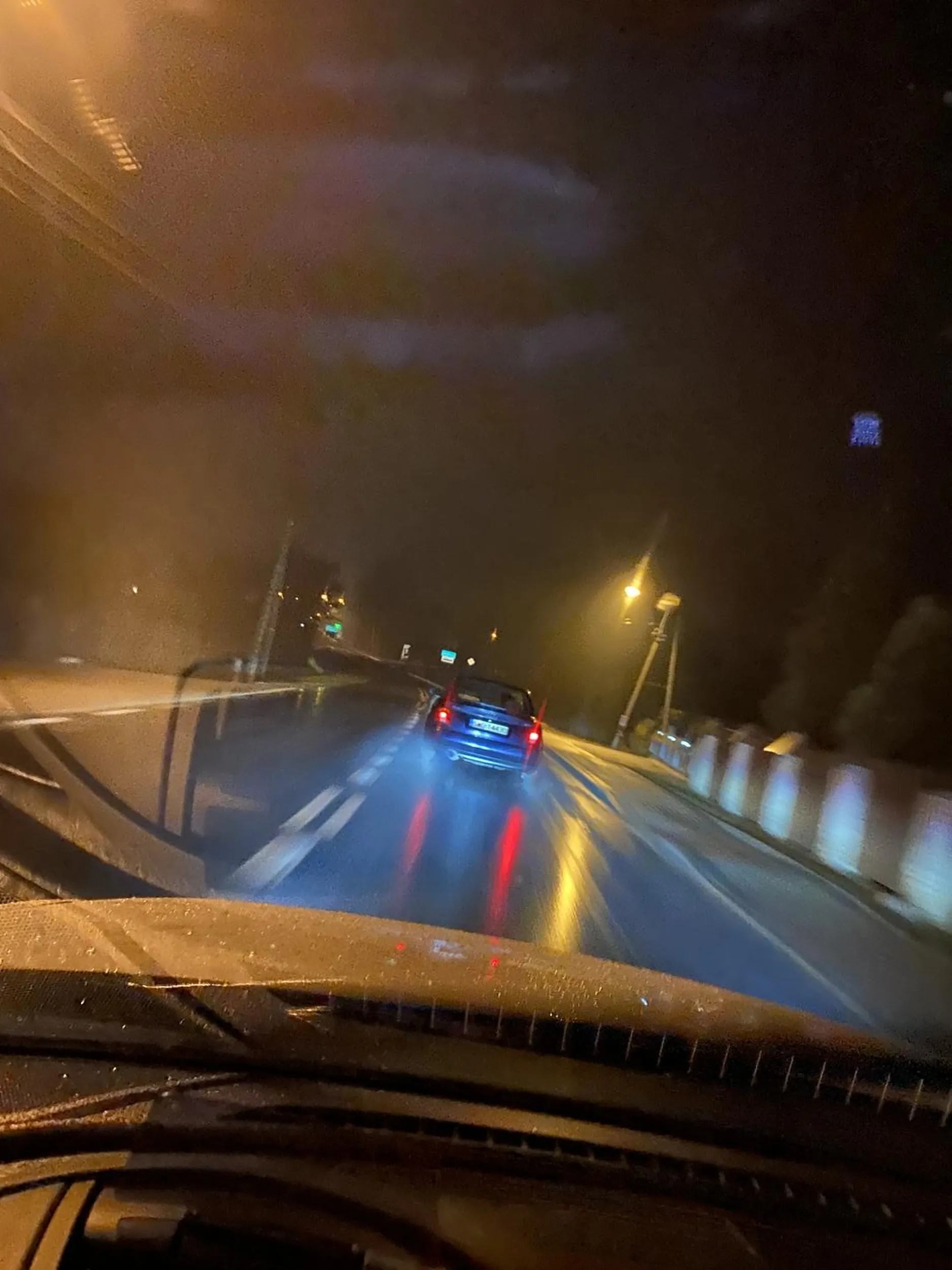 Jedzie i wyrzuca puszki po piwie