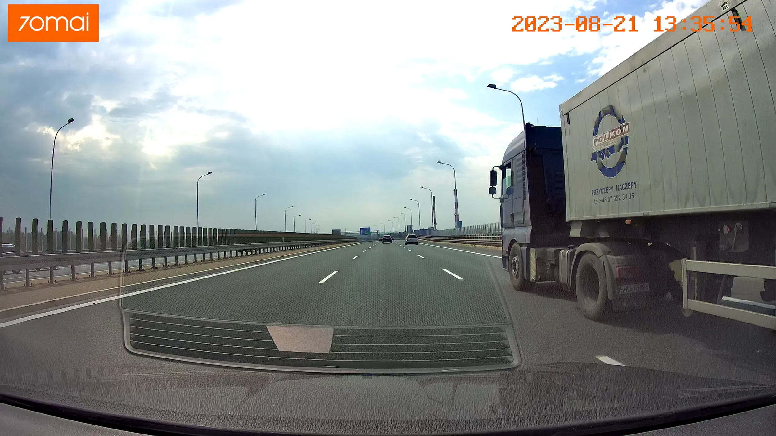 Przestrzegam przed tym człowiekiem. jeździ bardzo agresywnie, siedział mi na zderzaku za to że "ośmieliłem się" go wyprzedzić. Uważajcie na niego, bądźcie bezpieczni!