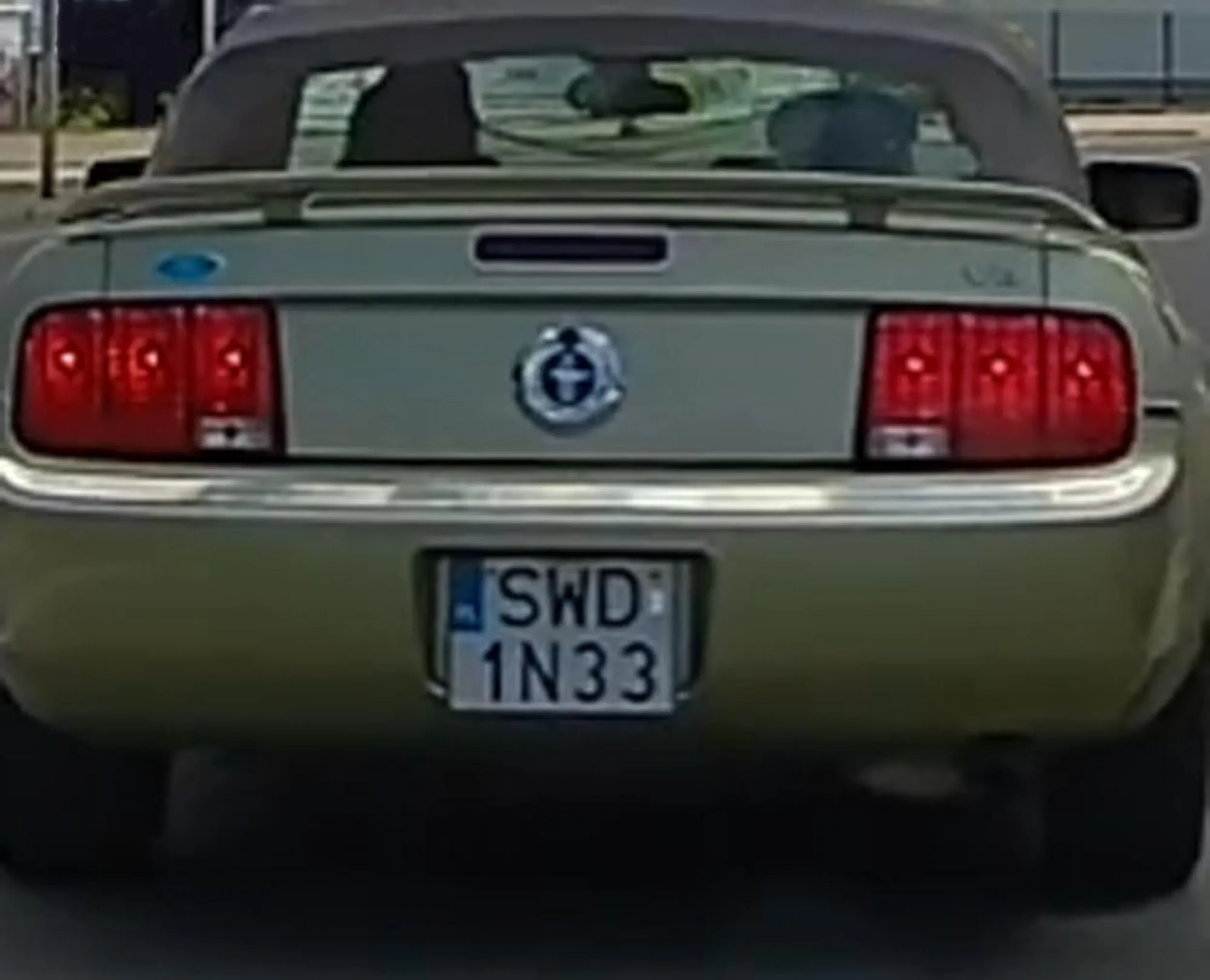 FORD MUSTANG V8, a jeździ jak ostatnia pi_da. Jeżeli nikt przed nim nie jedzie to w mieście zamiast 50 km/h jedzie 30-35 km/h, a jak jest ktoś przed nim to oda razu na zderzak siada i pogania.