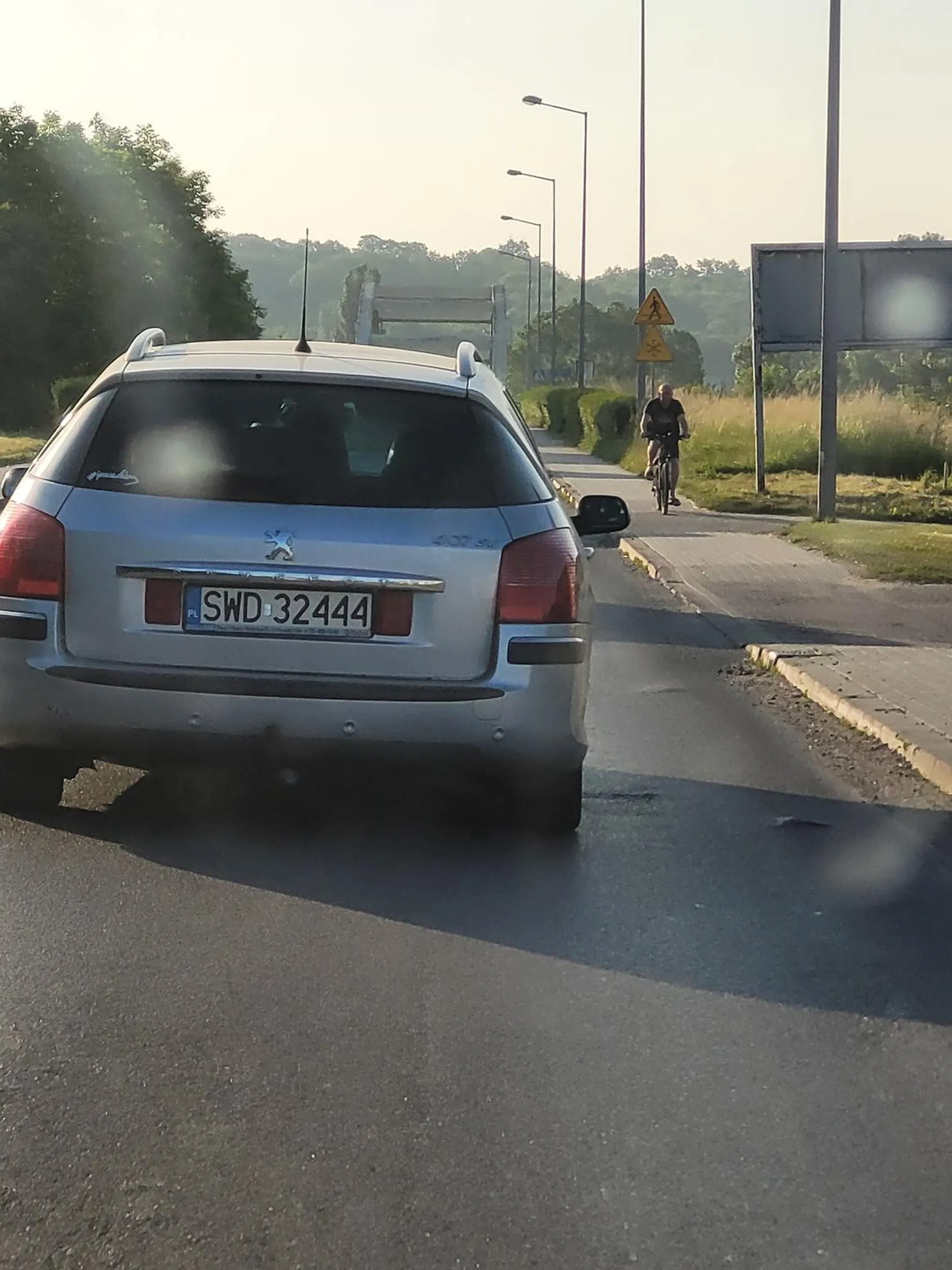 Bardzo niebiezpiecznie i bezmyślnie wymusza pierwszeństwo zmieniając pas przed rondem prawie doprowadzając do stłuczki