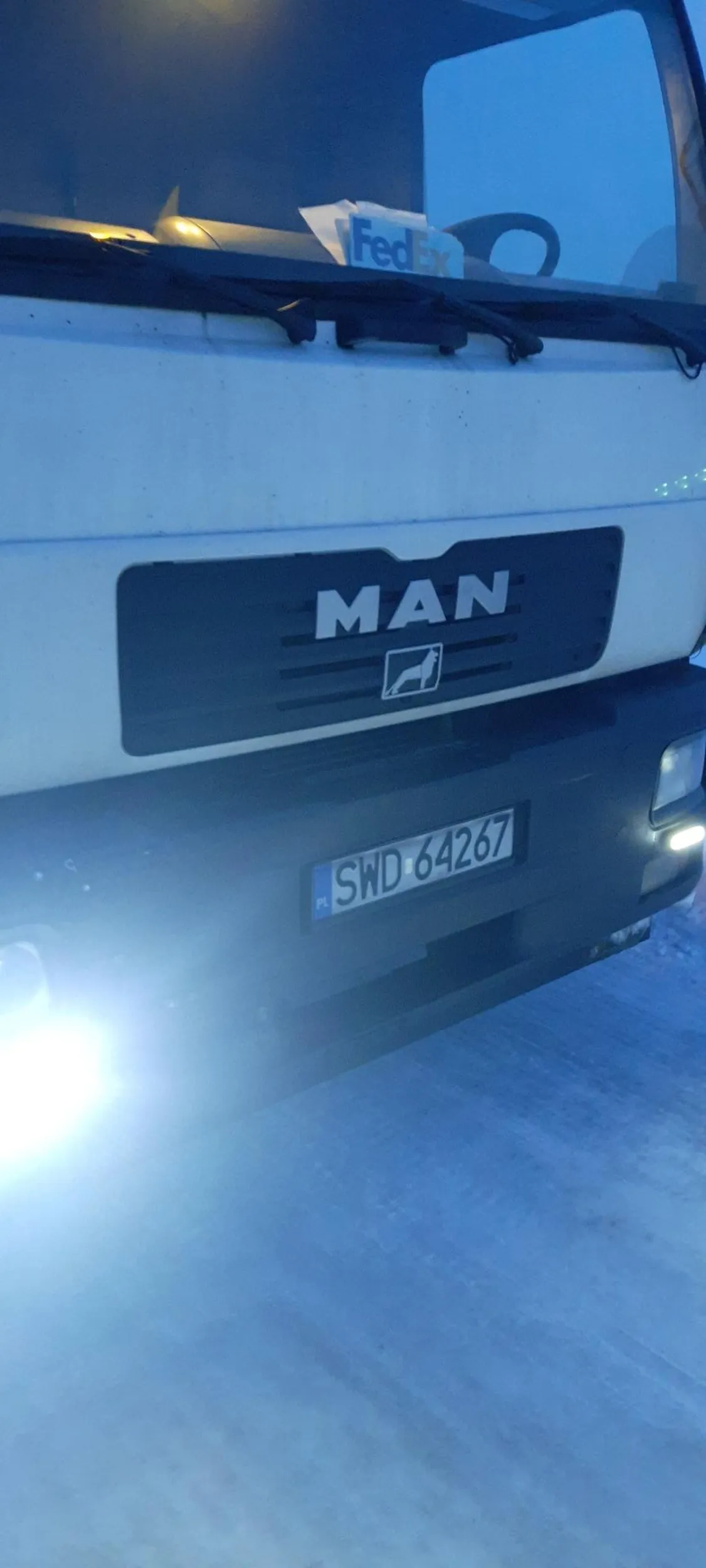 Kierowca parkuje na zakazie 2,5t. Po zwróceniu uwagi (przy dziecku) kierowca (jakis nadpobudliwy) grodzi, wulgarnie wyzywa I twierdzi że ON MOZE...