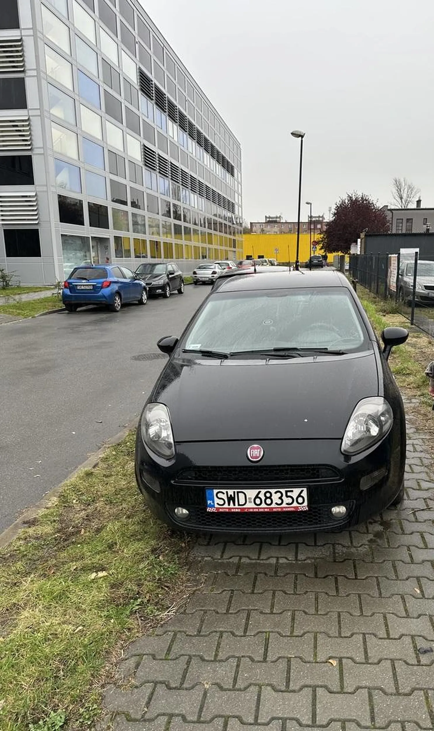 Parkuje na chodniku nie zważając na pieszych. Ja sobie poradziłem, ale czy osoba niepełnosprawna albo w podeszłym wieku dałaby radę?