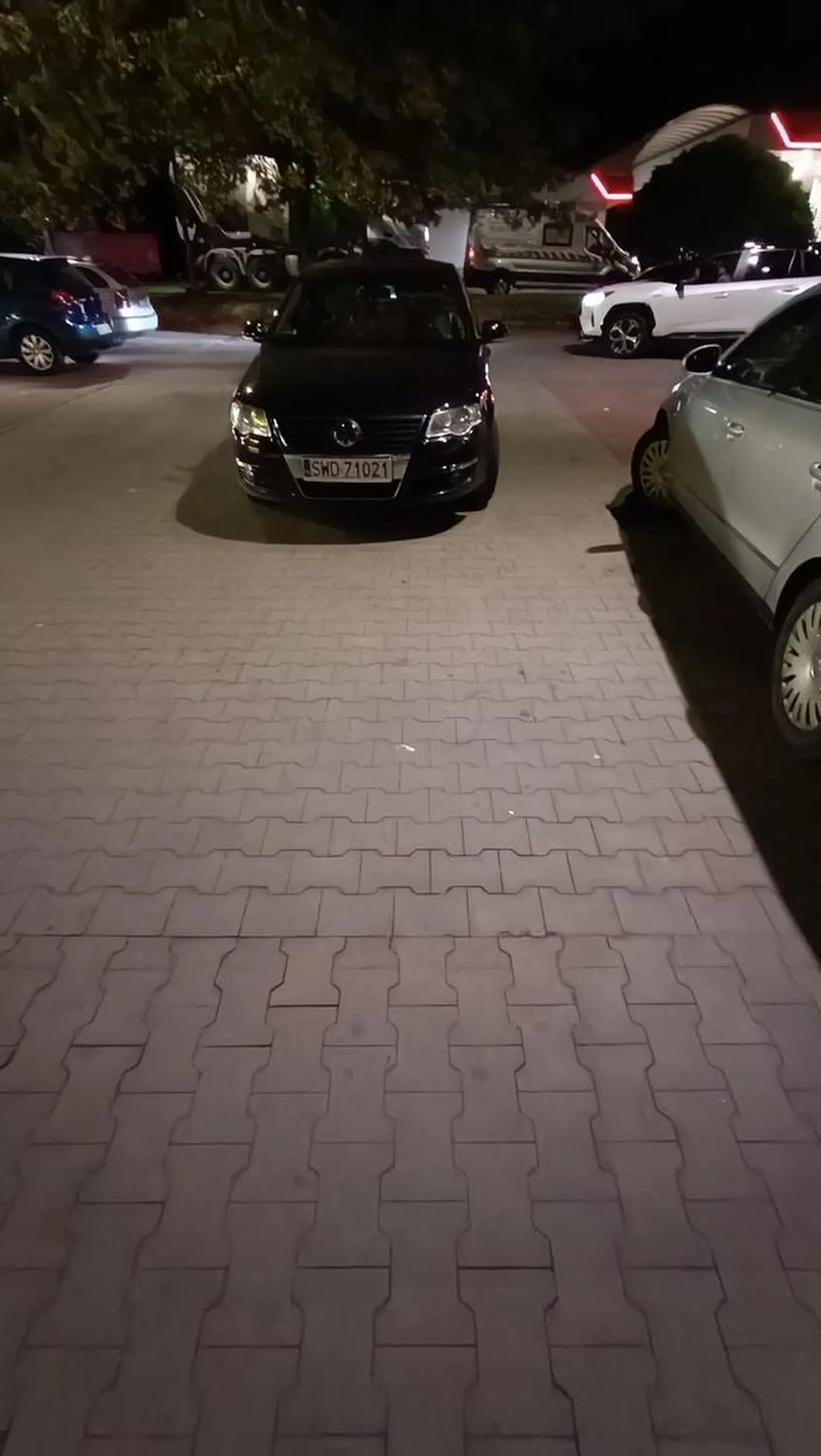 Blokuje droge na parkingu biedronka, stoi w niewłaściwym miejscu gdy ma wolne miejsca żeby miec bliżej drzwi.