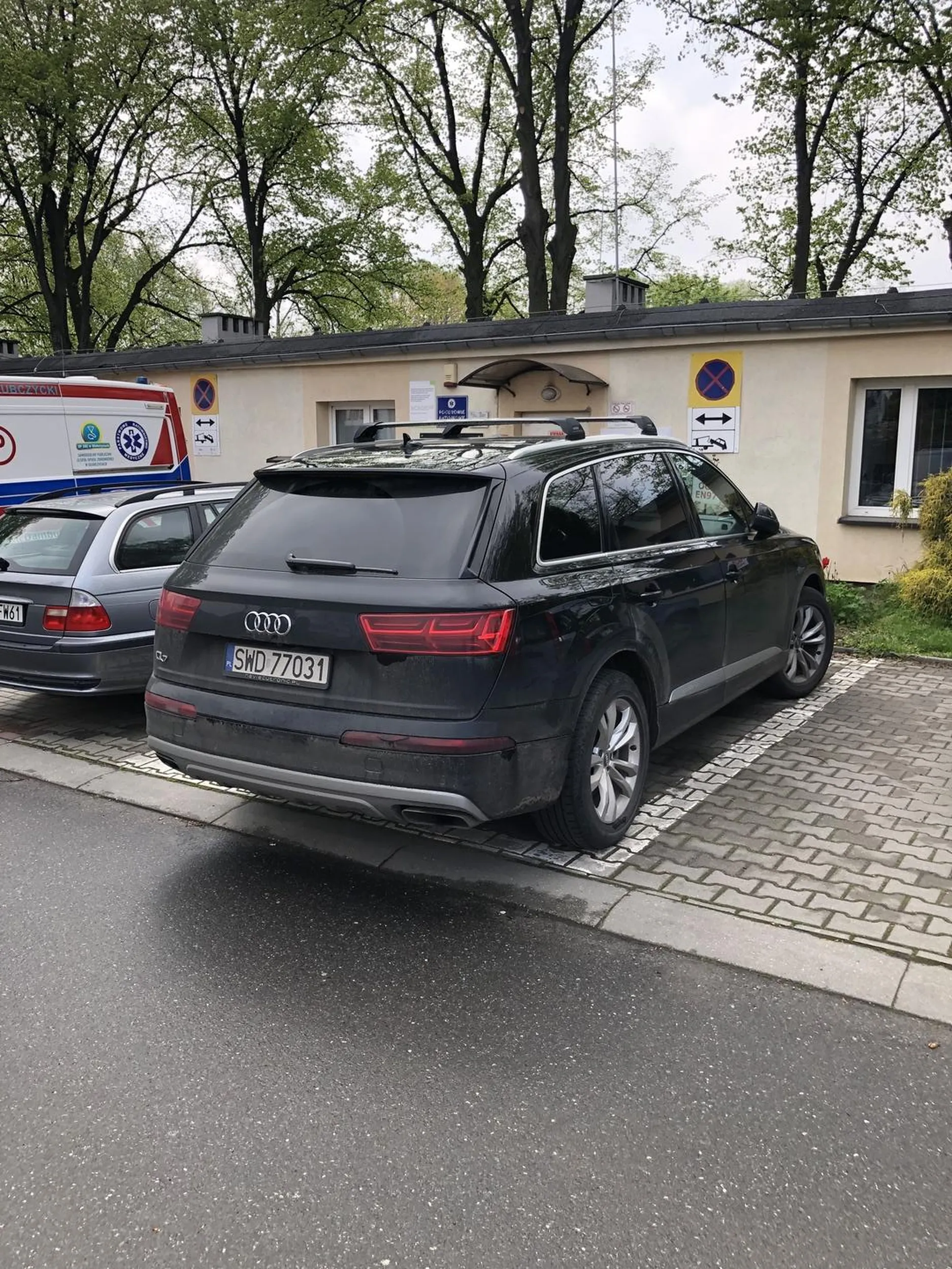 Parkuje na kopercie pod szpitalem w miejscu postoju i ładowania karetek. Niestety Panowie z karetki musieli zrezygnować z zaparkowania w wyznaczonym dla ich pojazdu miejscu i stanąć obok dalej jak widać na zdjęciu :)