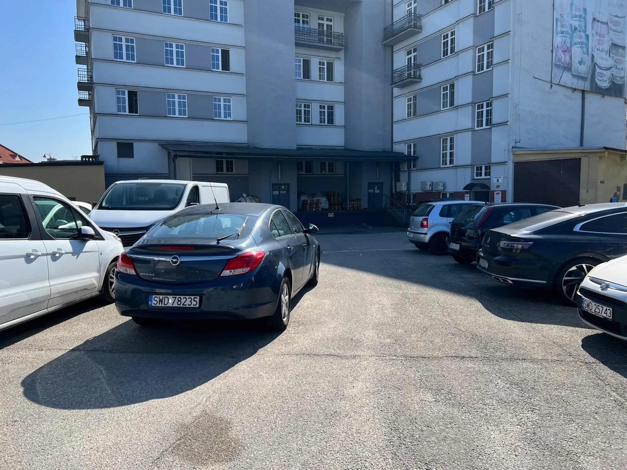 parkuje tak jak jeździ. Ani przejechać, ani wyjechać ze swojego miejsca, bo jaśnie książę musiał gdzieś stanąć (ciekawe czy masz tutaj w ogóle opłacone miejsce)