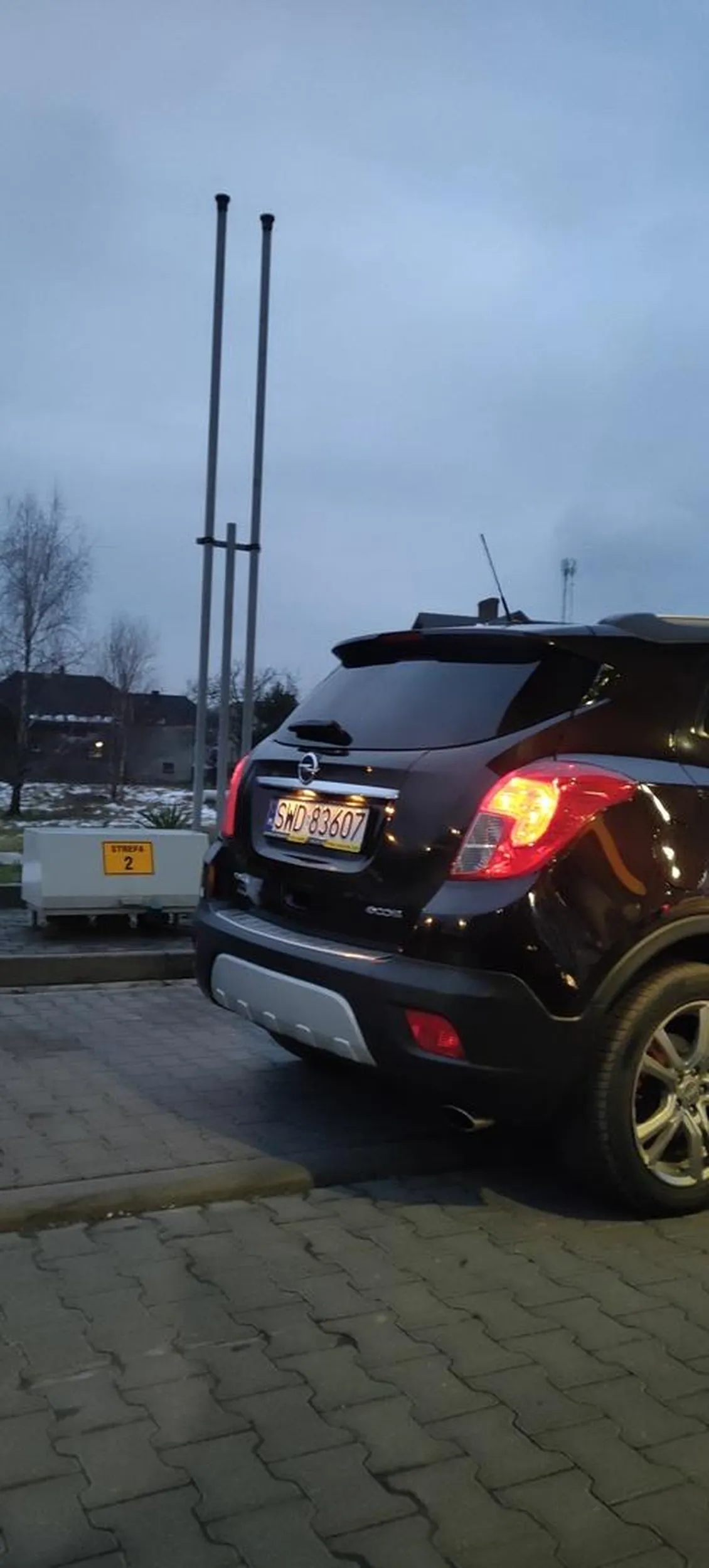 Stary dziadek się chyba za mocno poczuwa i mu się nudzi na emeryturze XD Wyprzedziłem go, zjechał zamną na stację i zaczął się sapać, że w poniedziałek mnie zgłosi do kumpli "krawężników" 1500zl mandatu dostanę i stracę prawko XD Niezła odklejka ale bierz mniej tego albo dilera zmień dziaduś ?