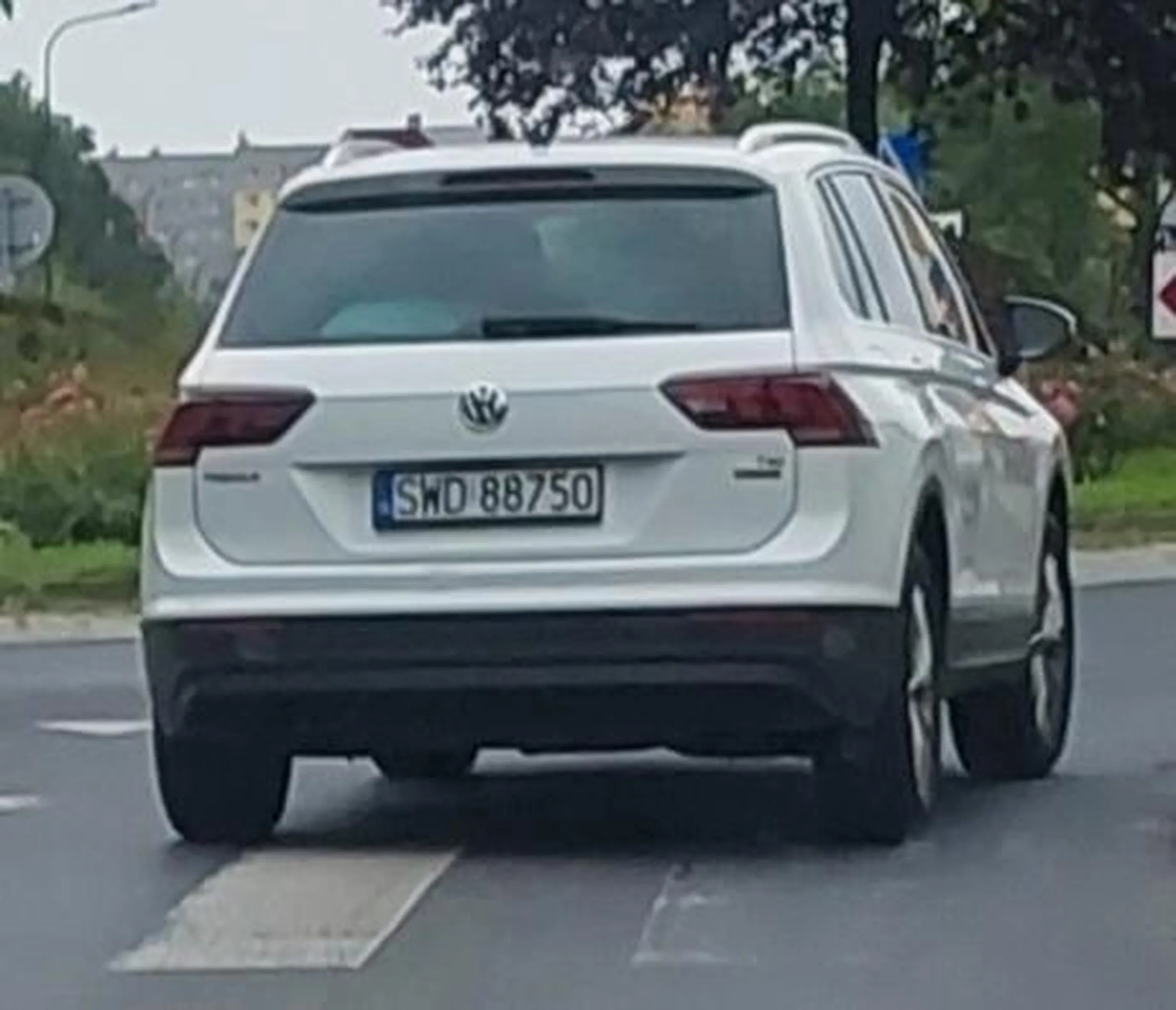 VW Tiguan. Własciciel to jakiś psychol. Wyprzedza na czołowkę, a jak nie daje rady wyprzedzic kolumny aut to spycha z drogi licząc na to, że każdy mu ustąpi.