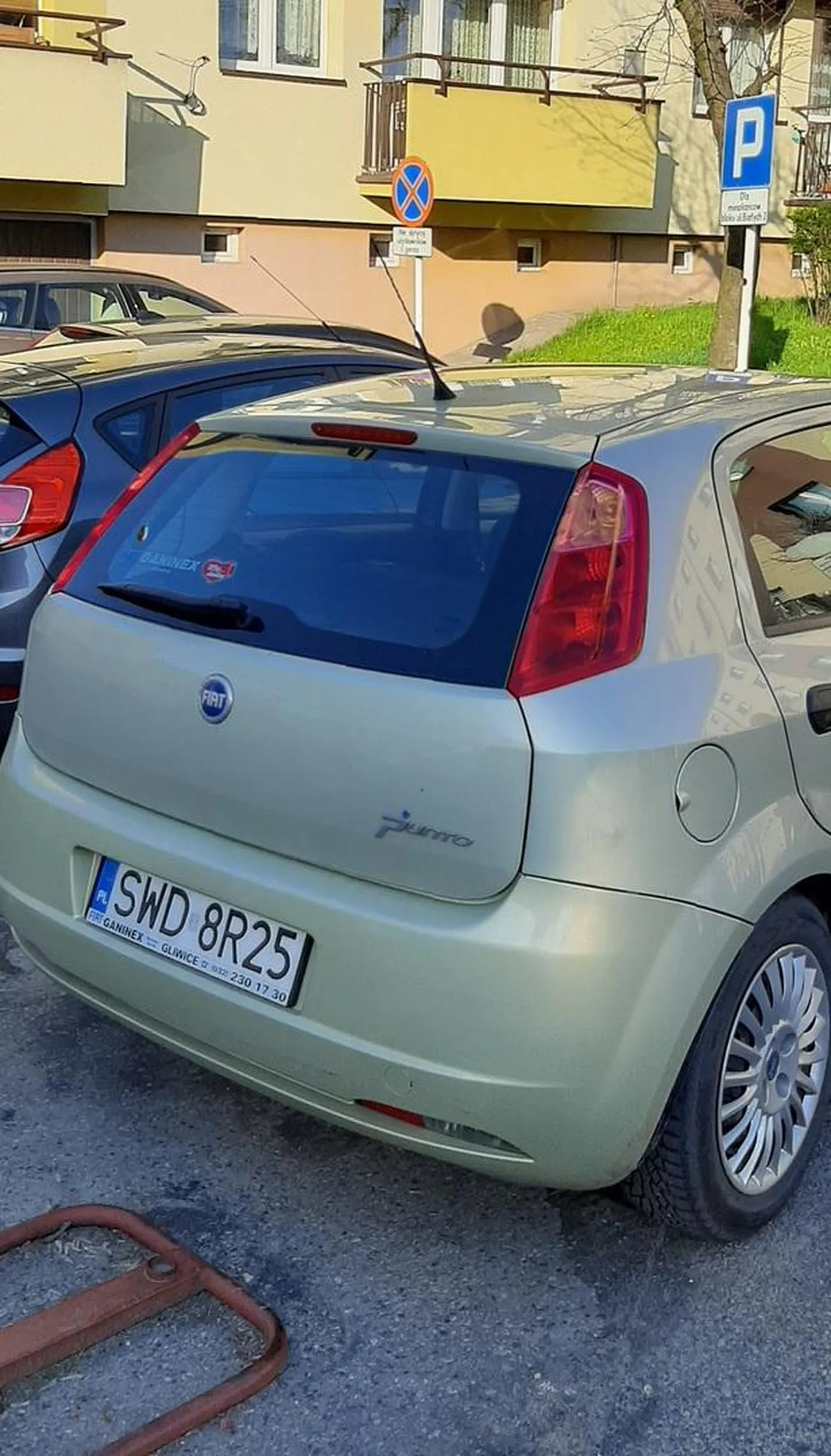 Rejestracja w sumie tłumaczy wszystko. Prostackie zajmowanie prywatnych miejsc parkingowych. Buraczarnia przyjeżdża do teatru, ale nie stać ich na parking. Taka jest "kultura" klientów Teatru Ziemi Rybnickiej. Na budynku jest kamera. Uwieczniliśmy twoje wybryki.