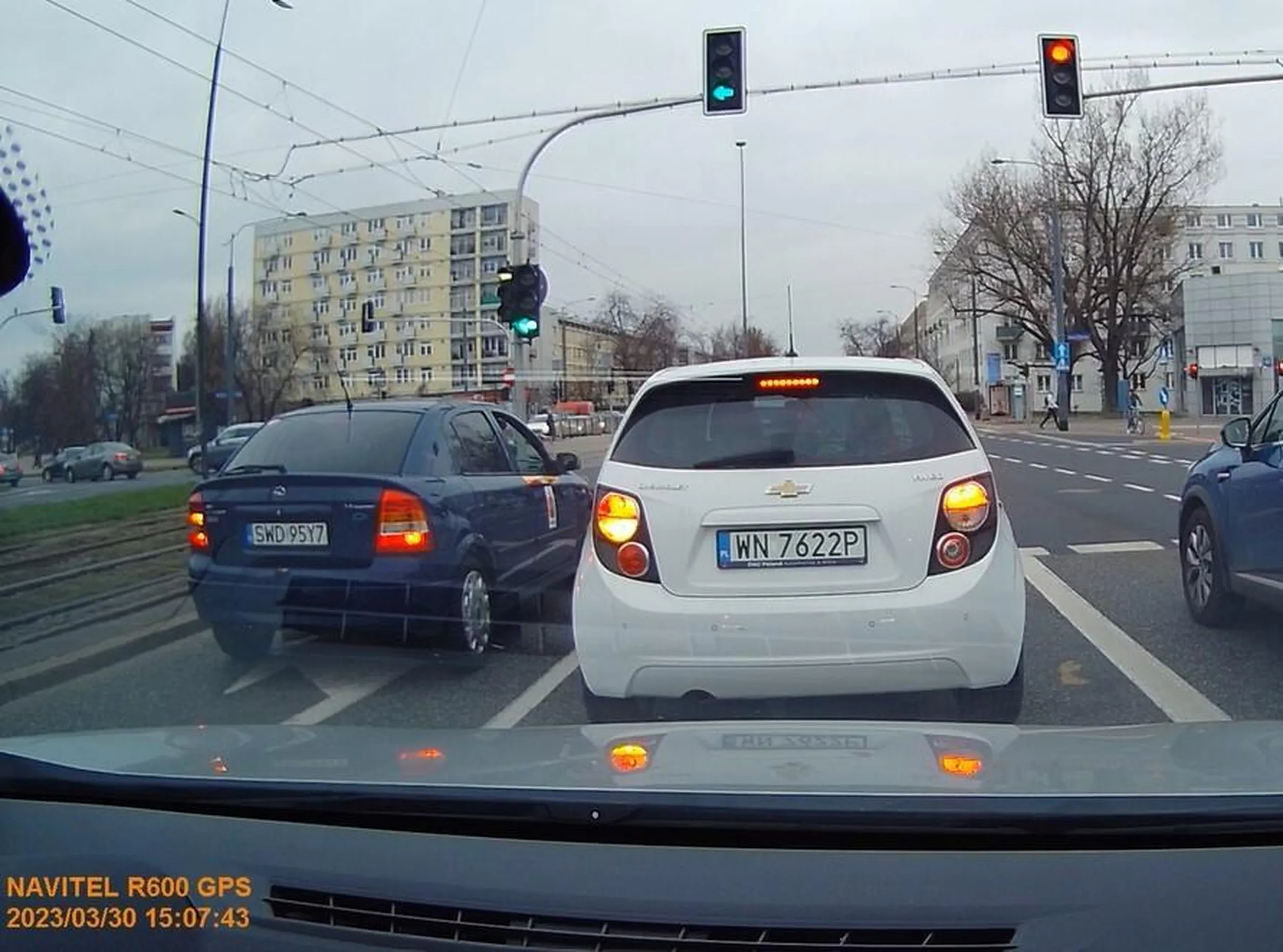 Całe 3 sekundy zajęło zorientowanie się, że zapaliło się zielone światło, ale tylko dzięki temu, że zacząłem trąbić, inaczej, chyba w ogóle by nie ruszył. Do tego jakiś uberowiec nie wiadomo skąd...