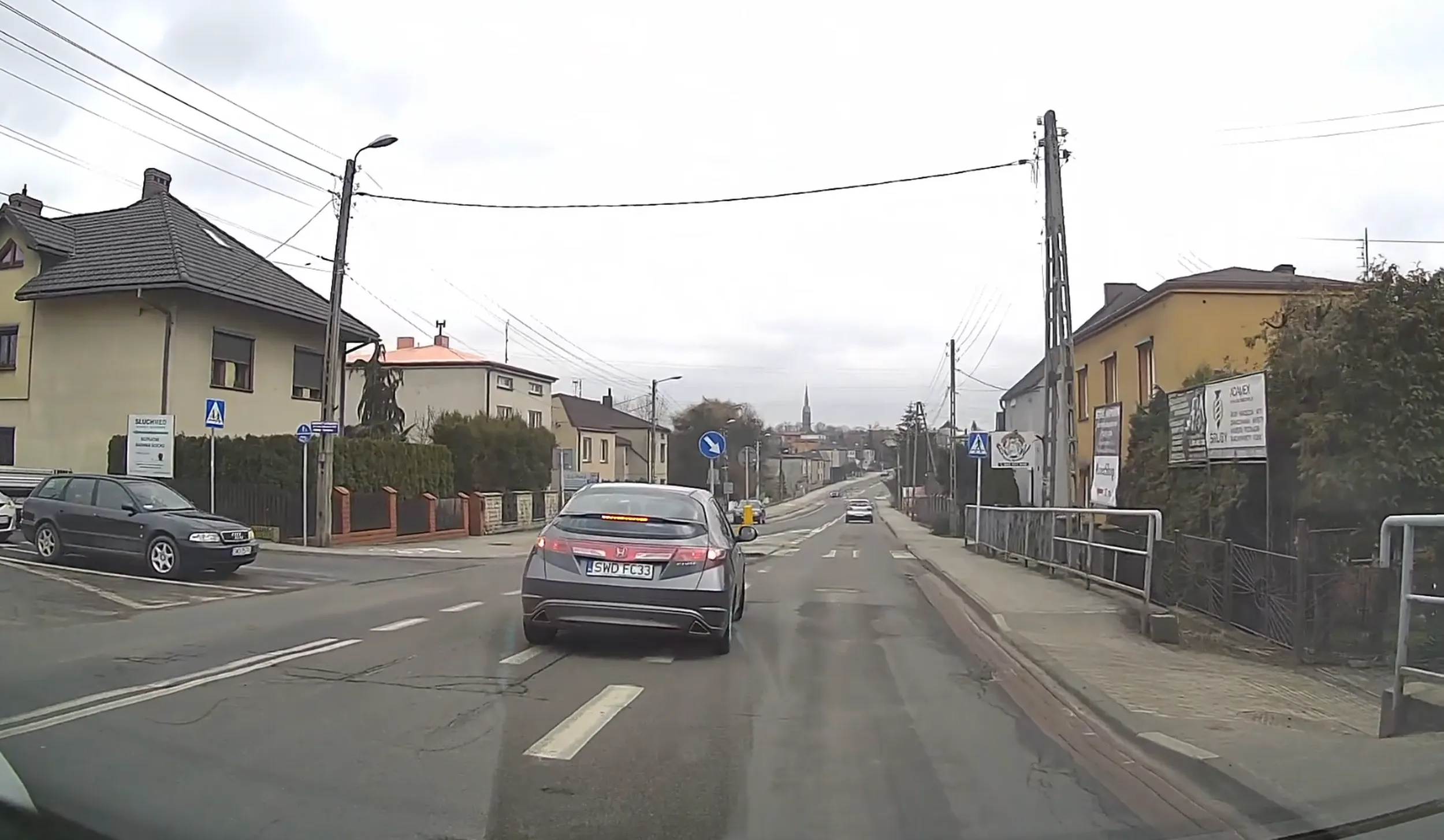 Kierowca nie potrafi się zdecydować na którym pasie chce być.