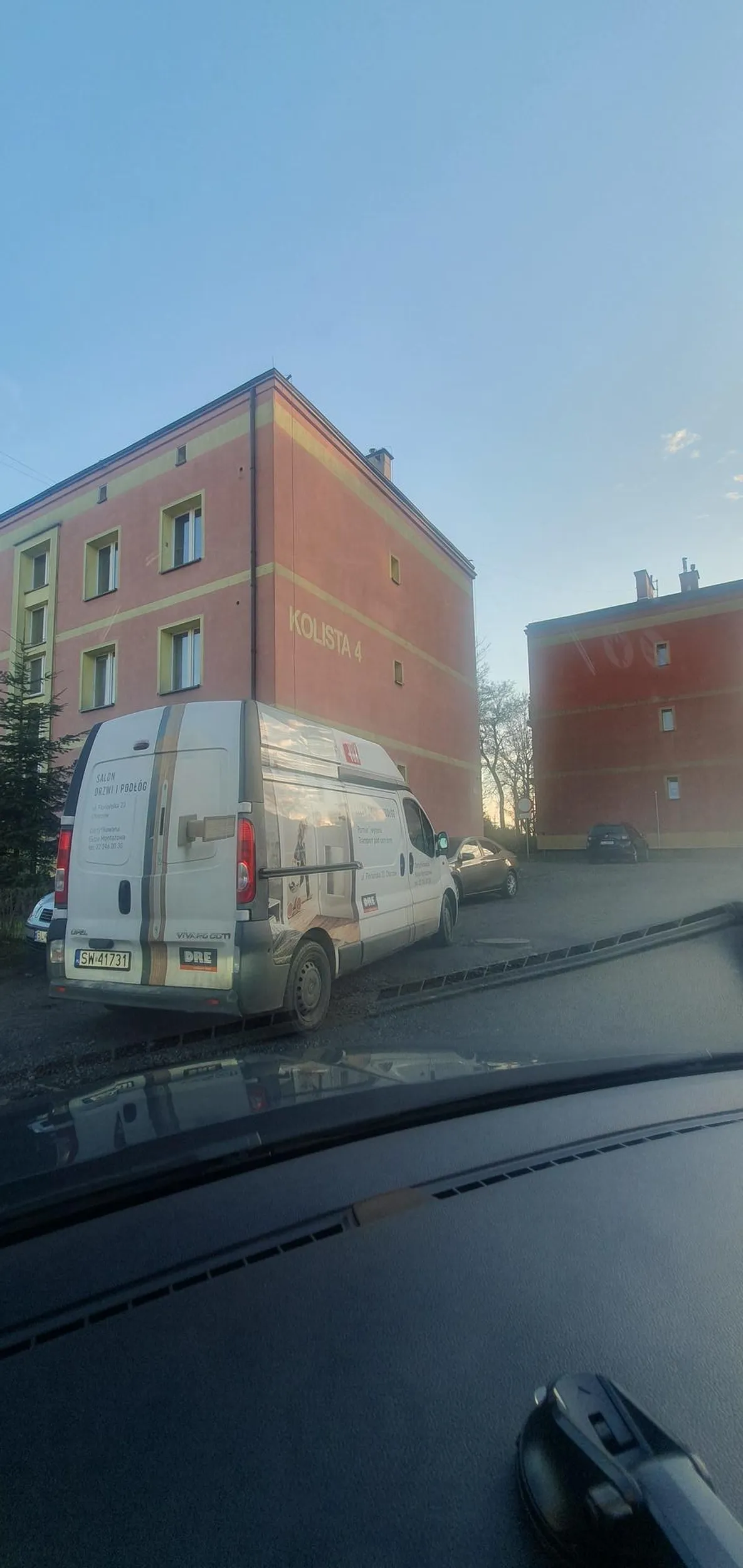 Parówa parkuje na wjeździe na parking...