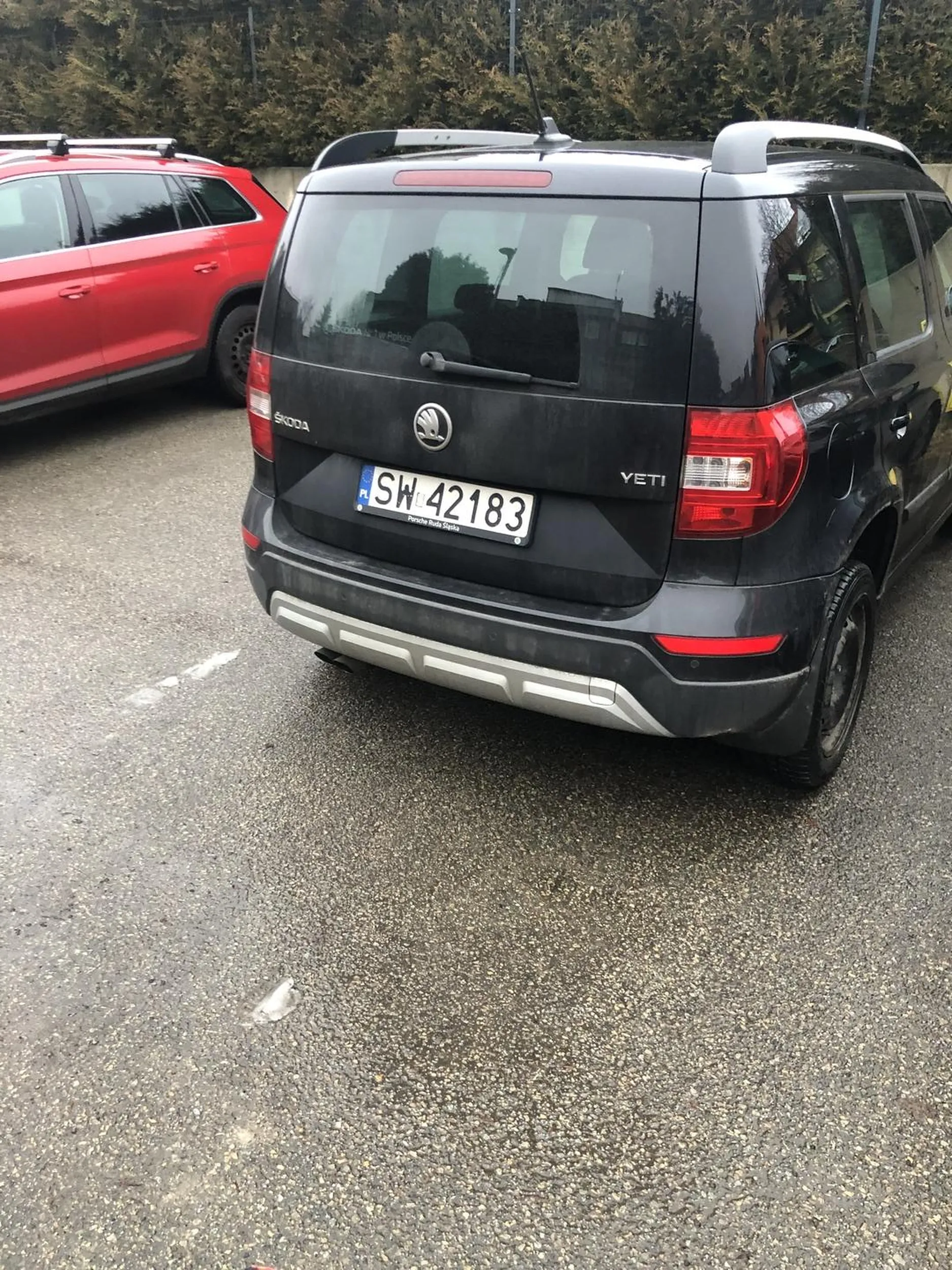 Nerwowa kobieta, specjalnie zjechała na prawo w kałużę bez zwalniania, żeby mnie pochlapać wodą z błotem. Po zaparkowaniu pod swoim domem, zwróciłem jej uwagę, żeby uważała, nerwowo odpysknęła, że trzeba było się odsunąć. Chamstwo.