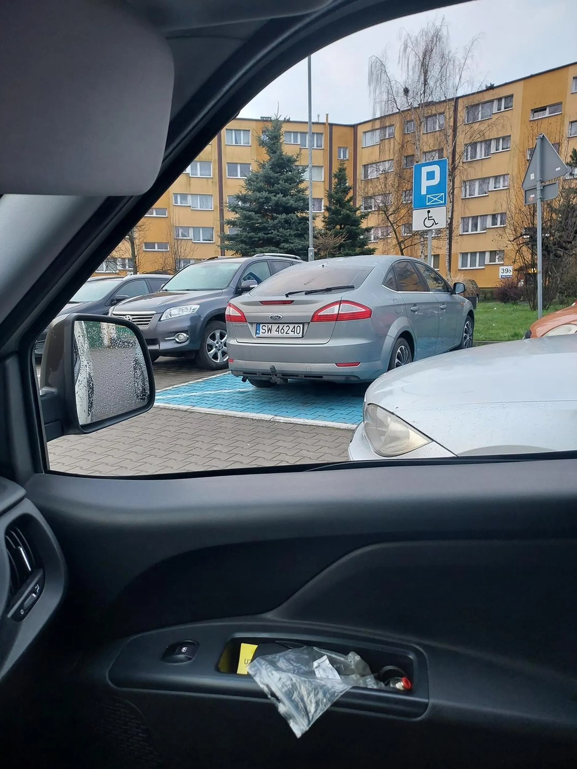 Gnój  notorycznie  parkuje na miejscu dla niepełnosprawnych, ciekawe jak podziałają karne kutasy . Pierdol się