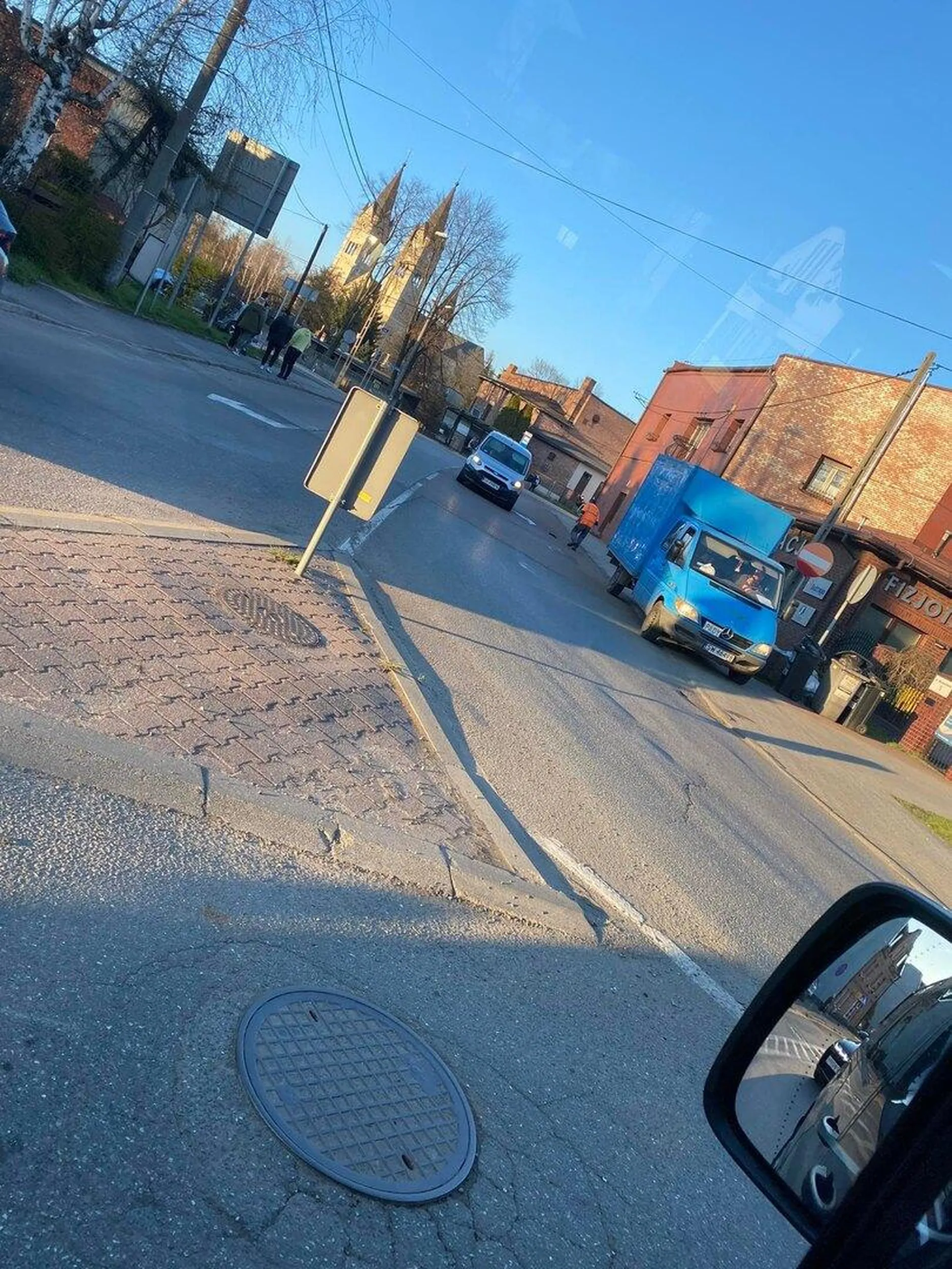 Dziad trans - auto robocze przewożące pracowników  z odpadającymi elementami na ulicę, tym razem wydech Śmieci także z paki wypadają wprost pod pojazd za tym strupem