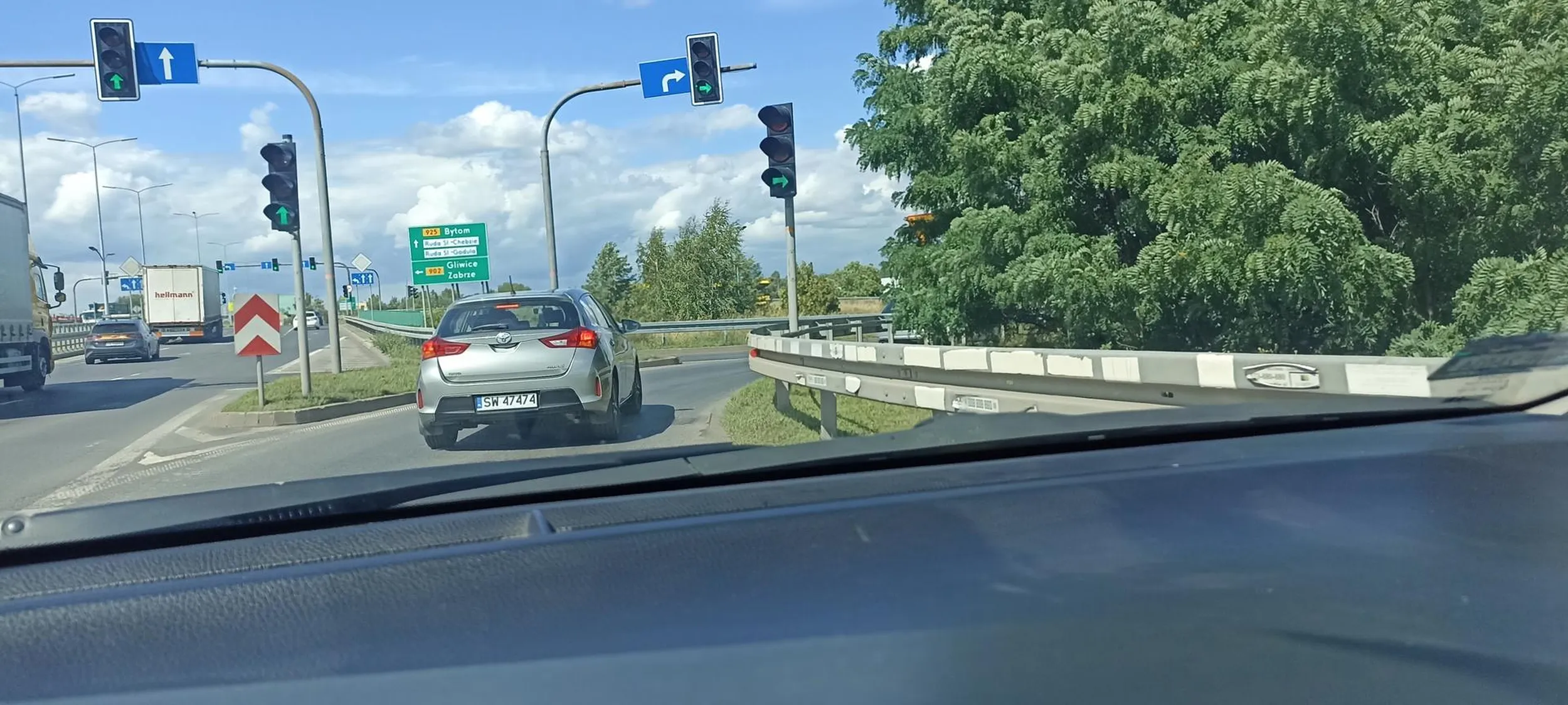 Następny patałach na drodze Uważać wymusza