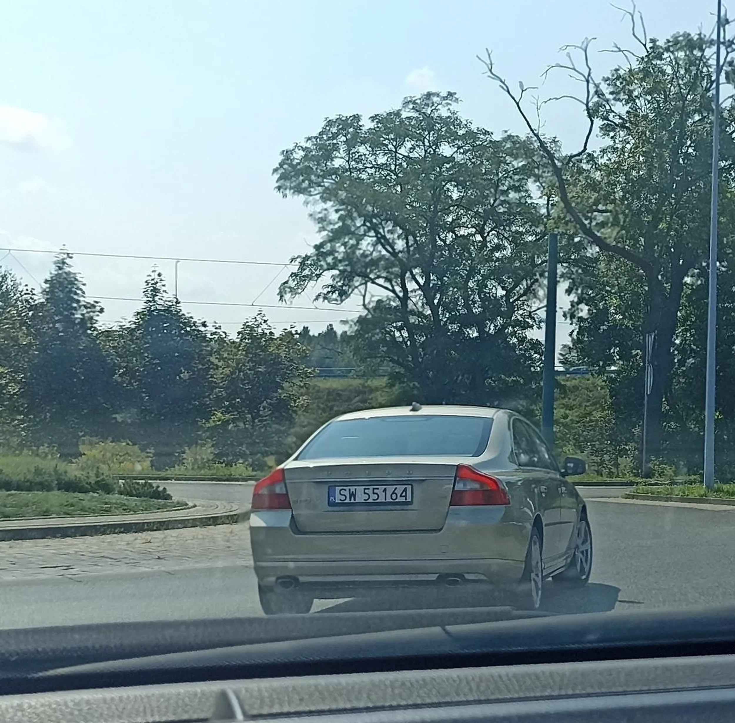 Następny niedzielny kierowca widać że krótkowidz hamuje co 5 m próbuję zmienić pas jeździ czasem pod prąd nie wiadomo czy jest pod wpływem alkoholu czy narkotyków