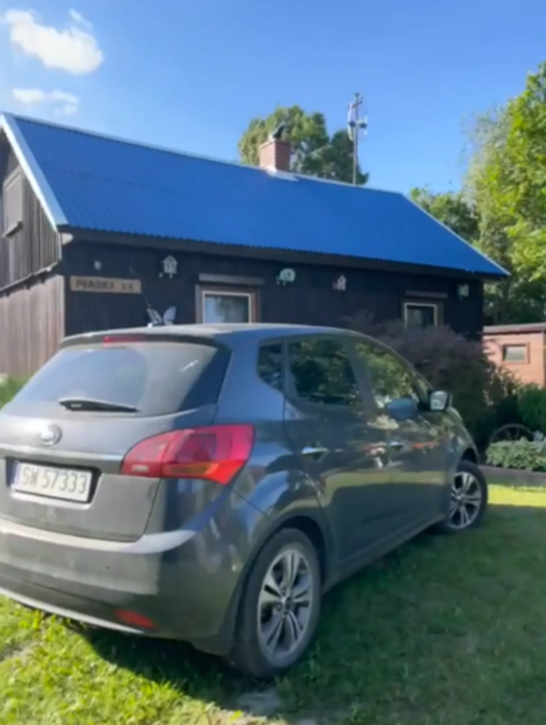 Panie ten dziad mi na ogródek wjechał tym fordem pierdziochem mytym ostatnio to chyba w fabryce cały porysowany a kierowca to jakiś narkoman