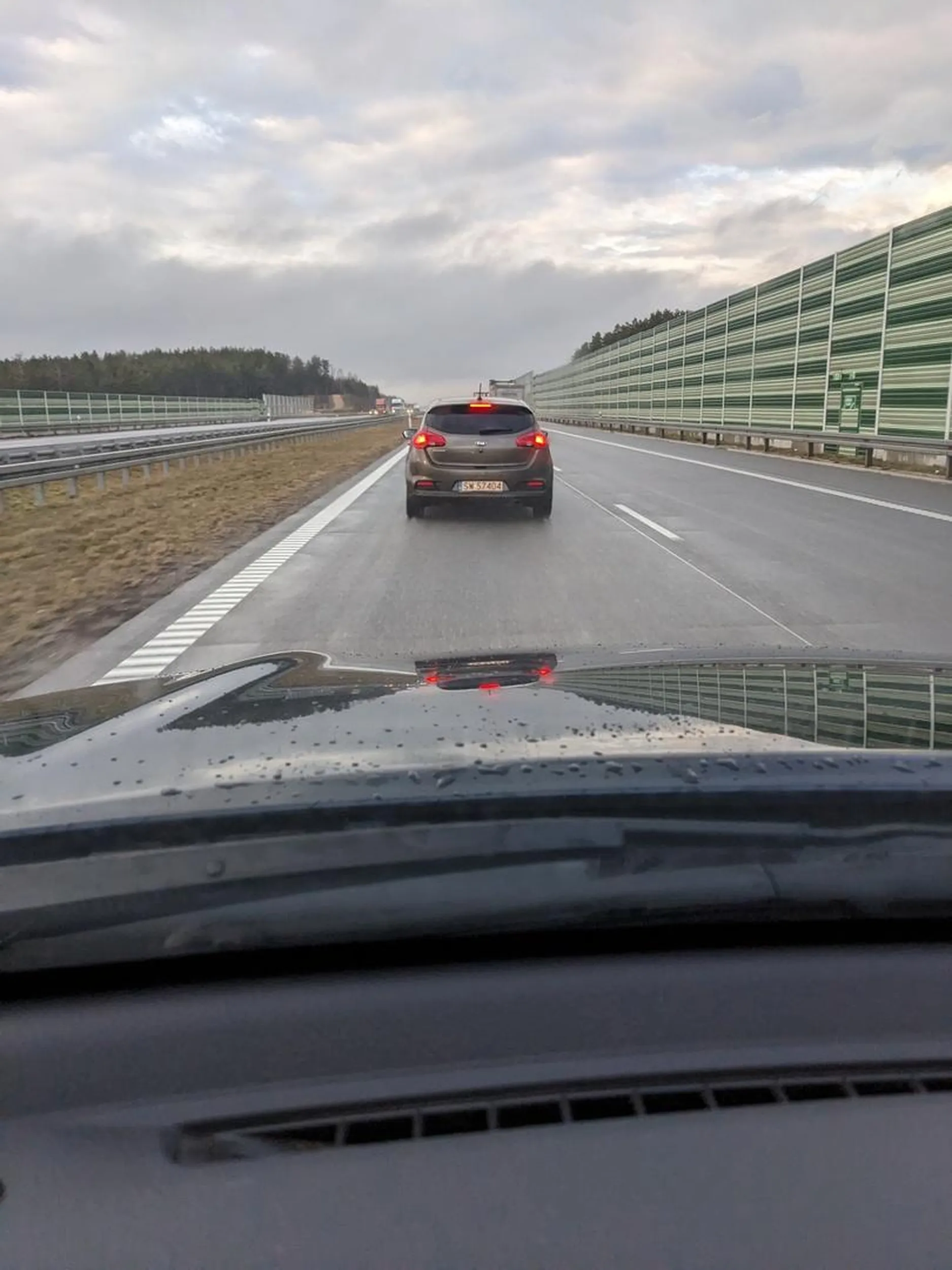 Bandyto który wczoraj zajechałeś mi drogę na S8 tak że musiałem gwałtownie hamować i przychamowywales kiedy na ciebie trąbiłem, wiedz że sprawa już jest zgłoszona na policję.