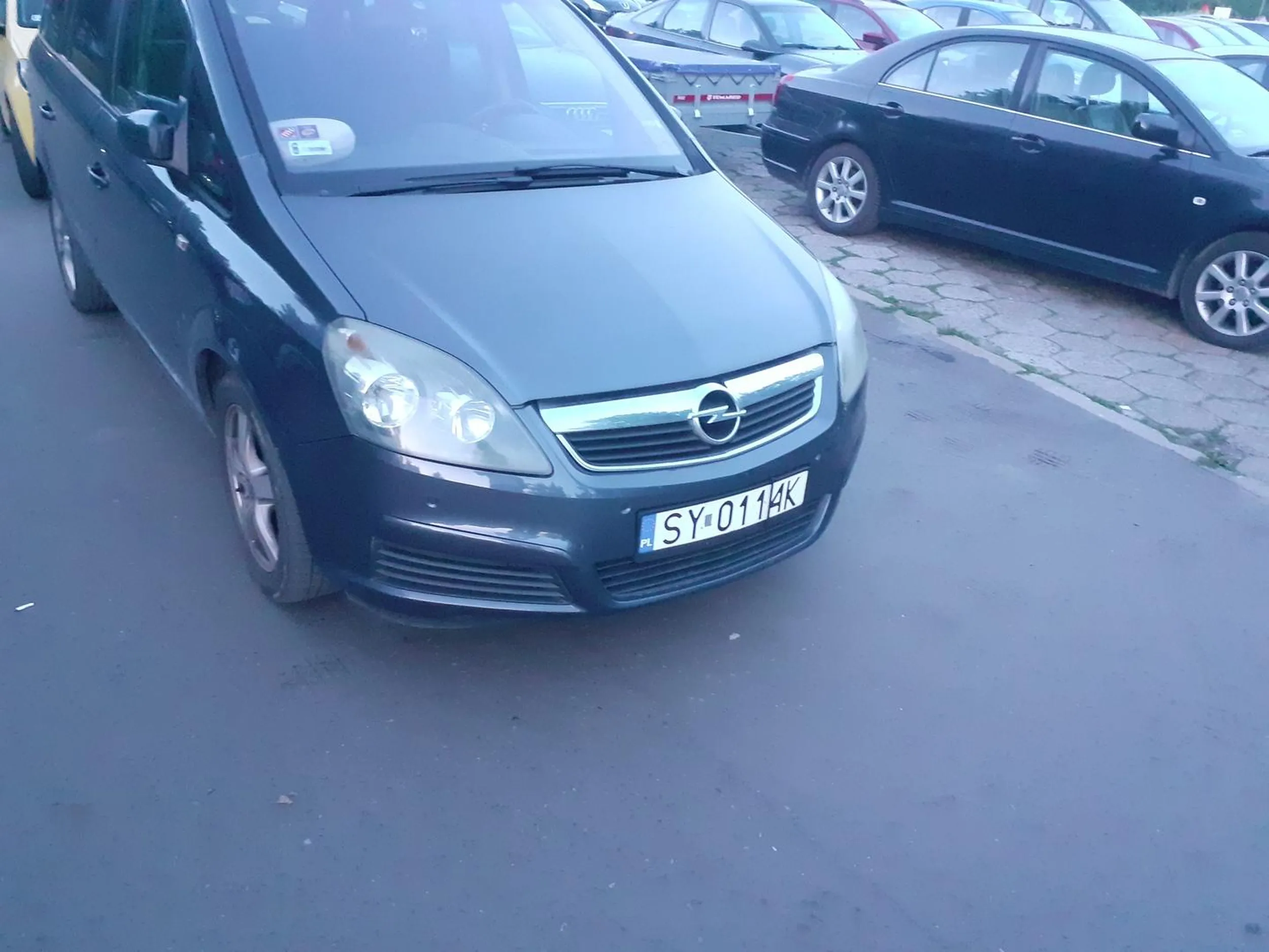 Ciemny asfalt to DROGA na parkingu, a ten magik stanął na wąskim zakręcie  blokując przejazd. Żeby ci hemoroidy popękały ty leniu jeden.