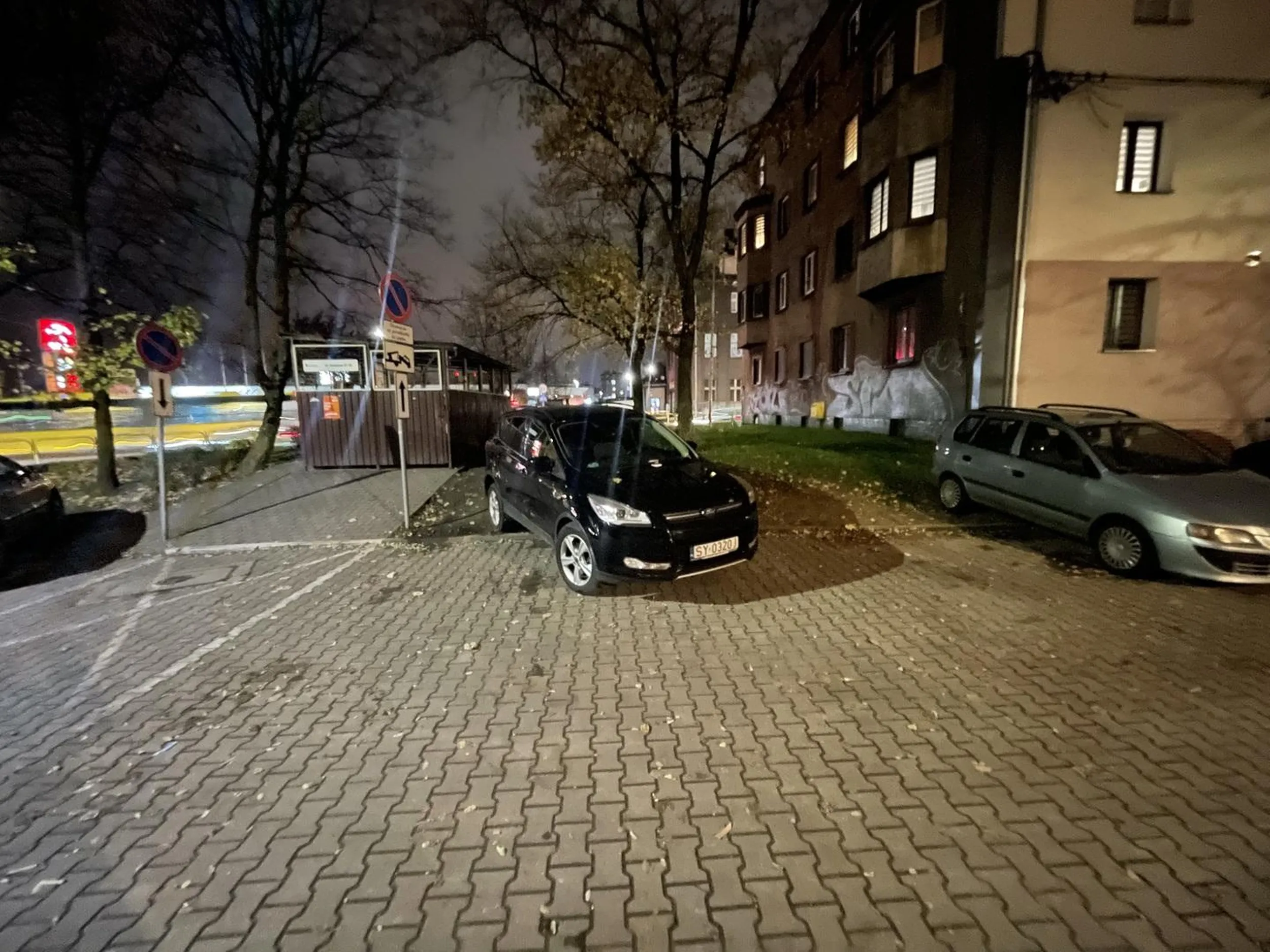 Kierowca nie potrafi parkować, król osiedla, takie ma o sobie mniemanie, uwaga, bardzo agresywny!!!