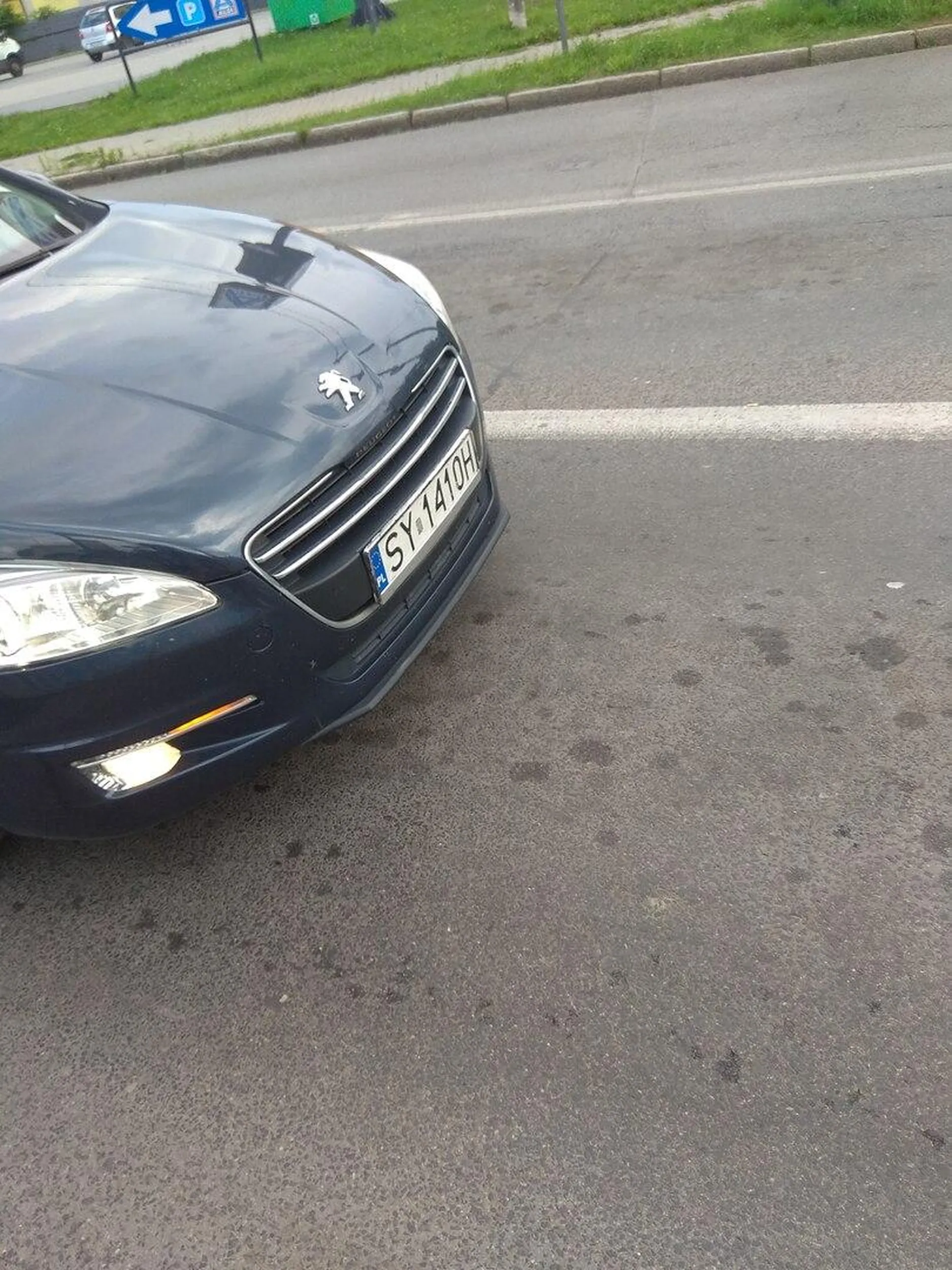 Kierowca nie ustępuje pierwszeństwa rowerzyście jadącego przed nim który chce skręcić w lewo z wyciągniętą ręką do skrętu