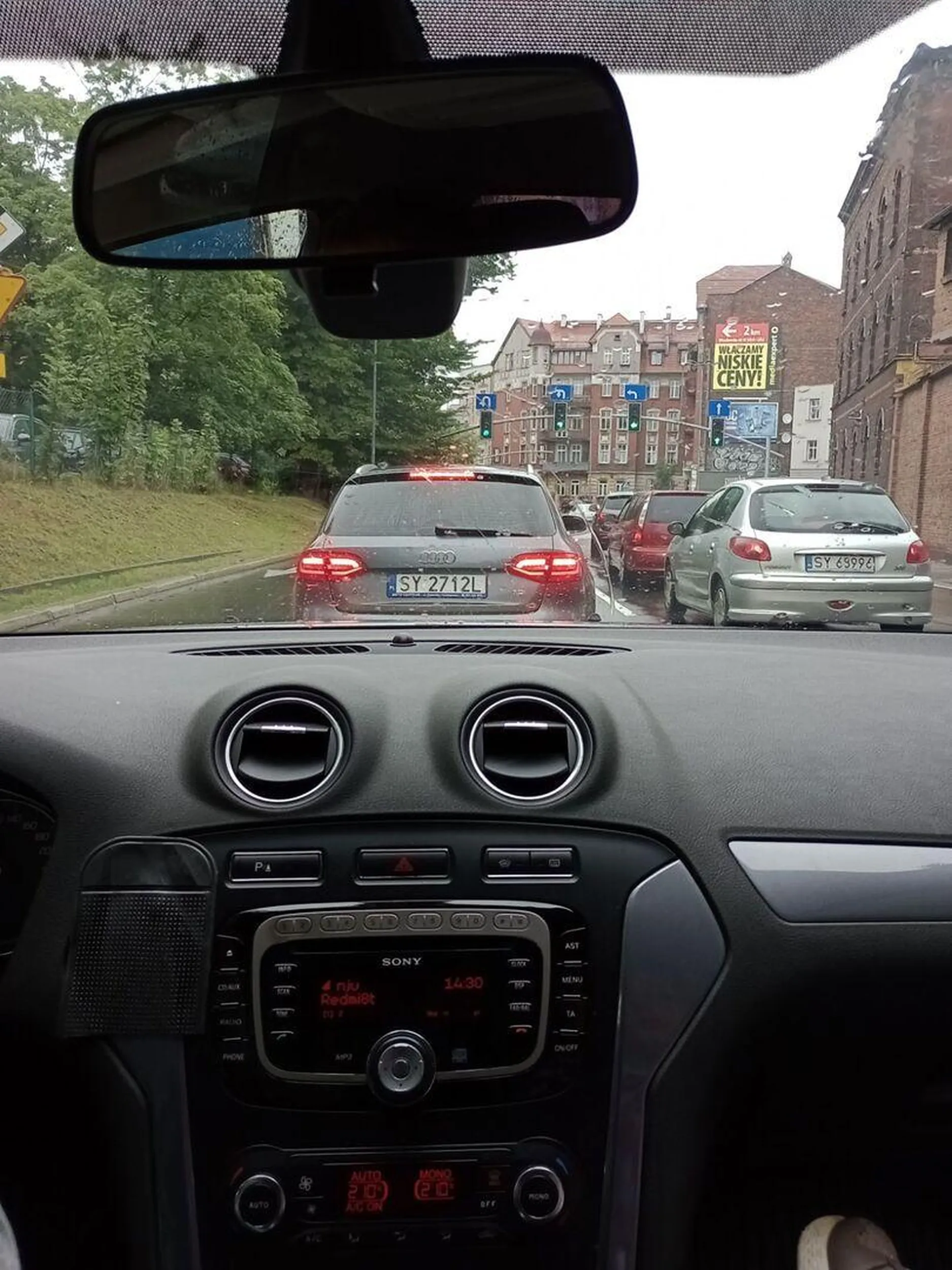 Agresor Zajeżdża drogę, wymusza awaryjne hamowanie. Urwał lusterko i uciekł. Sprawa zgłoszona na policję