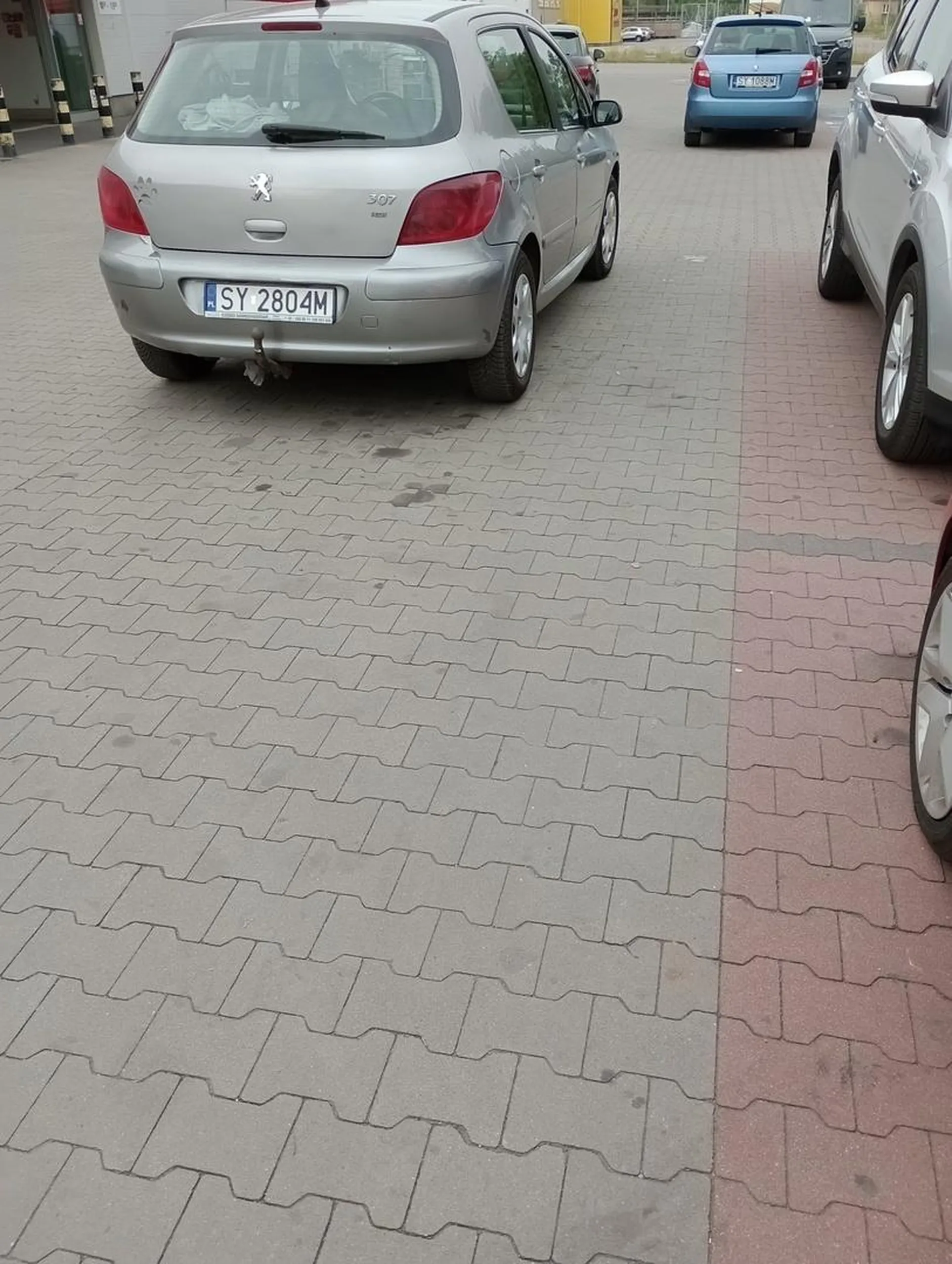 Moher tak się spieszył na zakupy, że zostawił wozidło na drodze, a nie parkingu