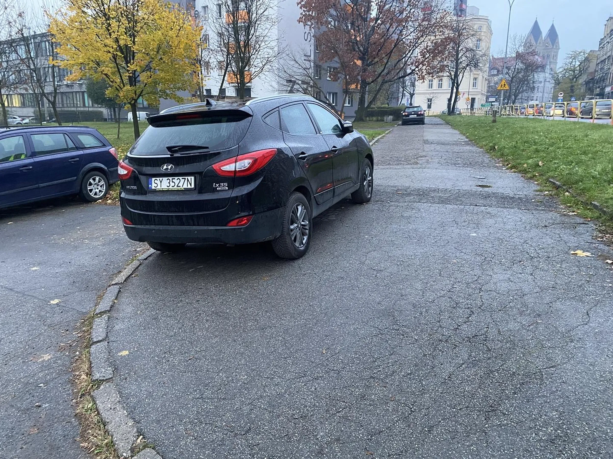Gwiazda notorycznie parkuje na wjeździe.