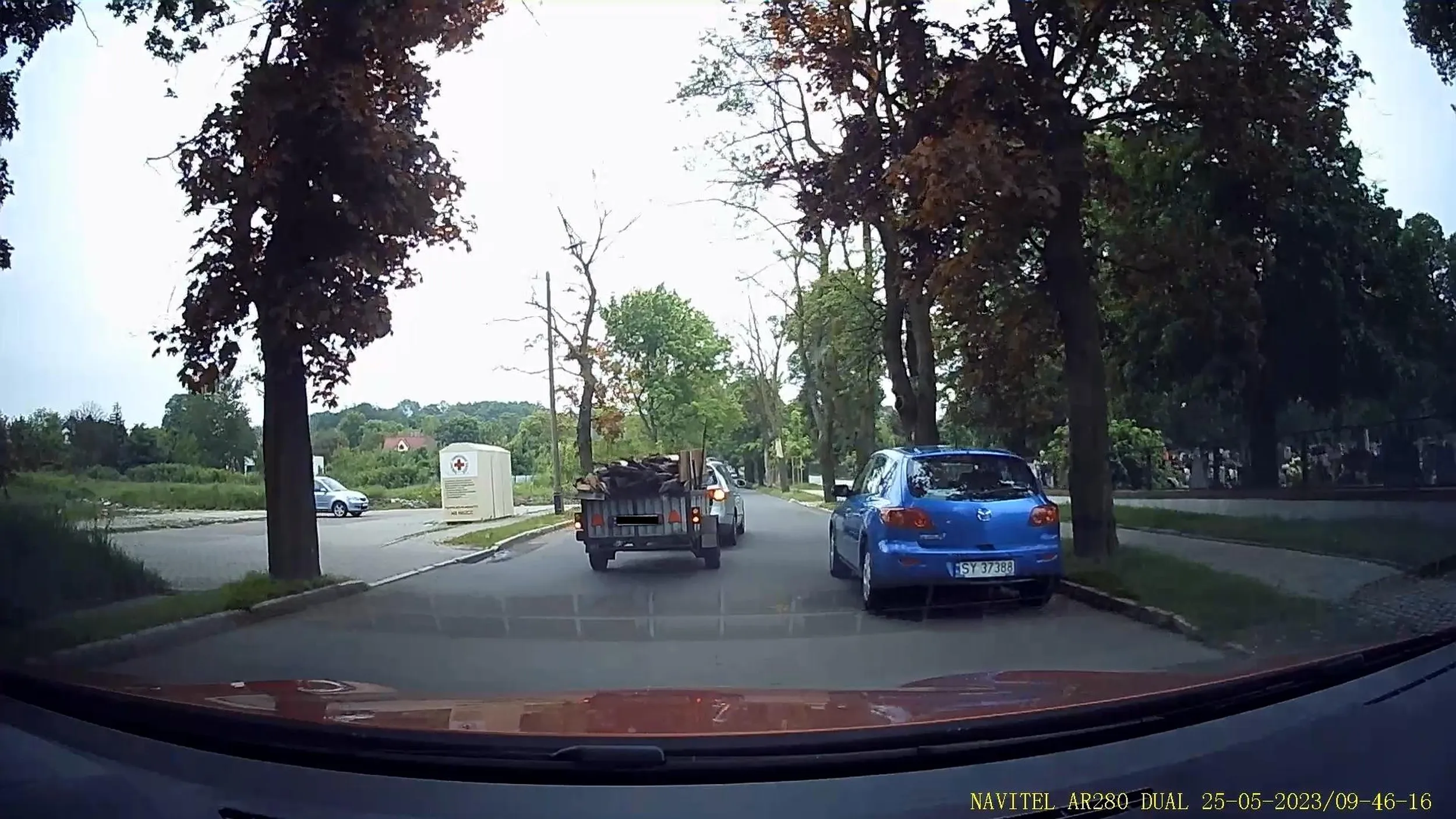 Z lewej strony parking ale lepiej stanąć jak ciul i zostawić swoje wozidło na drodze