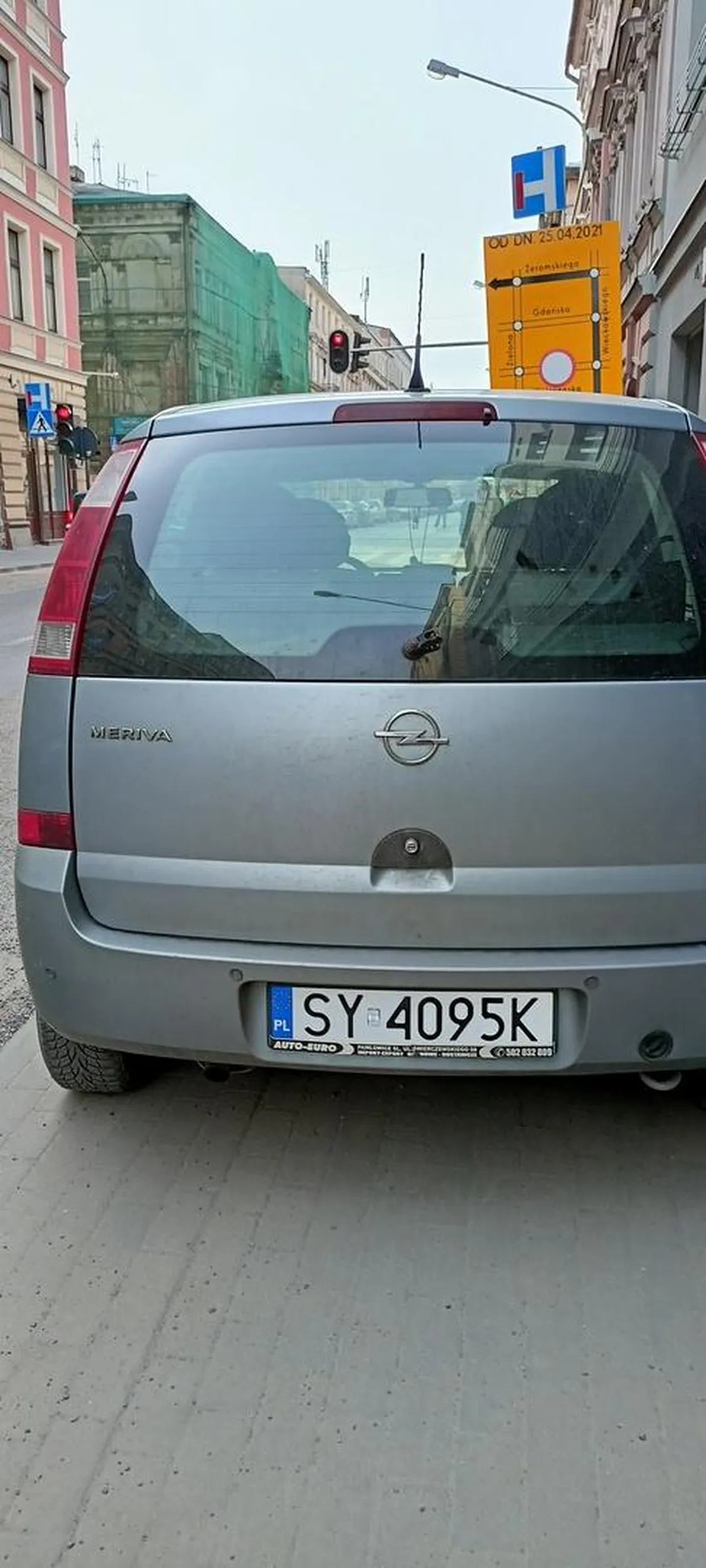 Łaskawca - tak bardzo nie chciał przeszkadzać w ruchu samochodowym, że aż cały zmieścił się na chodniku. Brawo!!